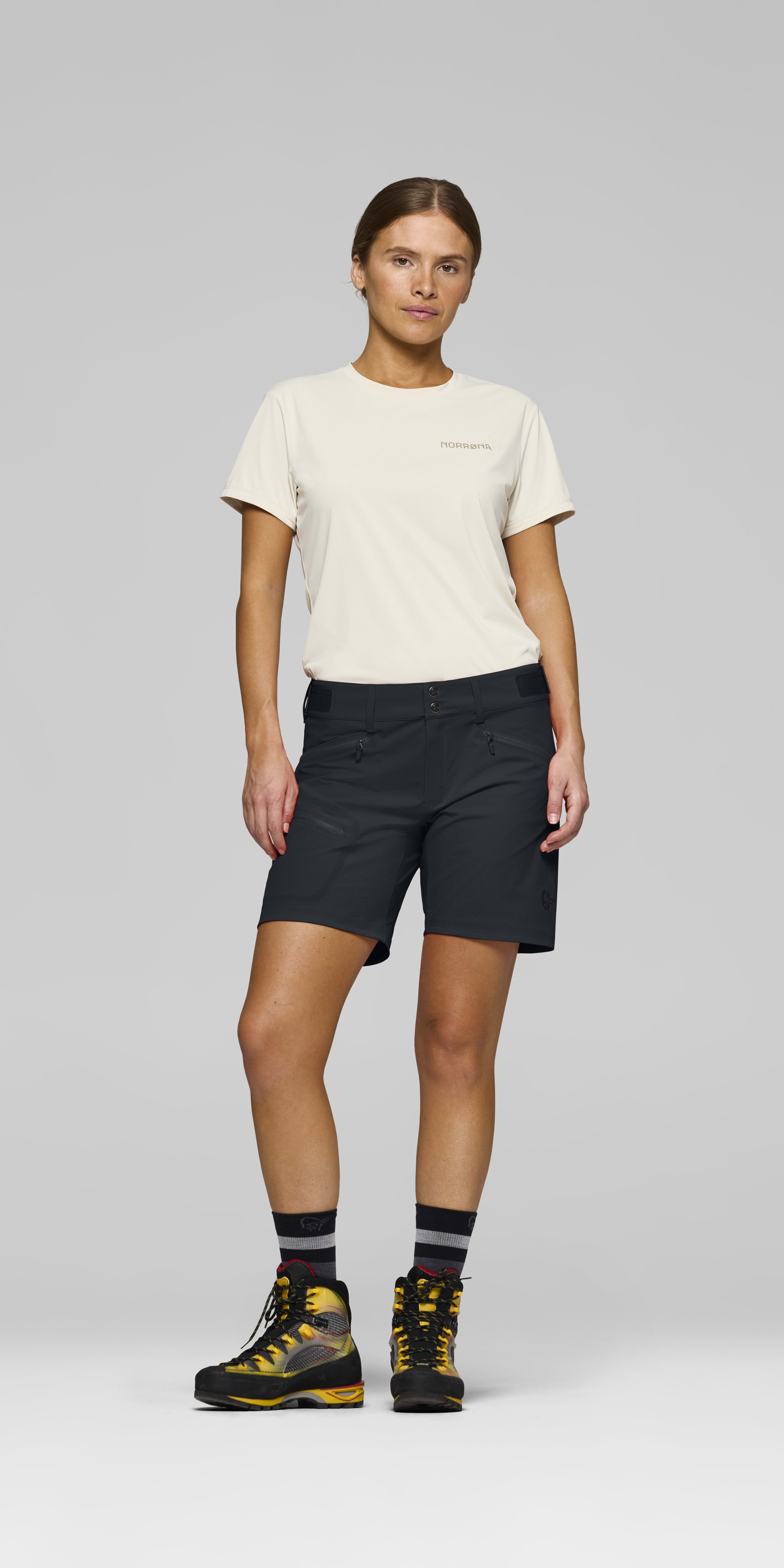 Female Look front image of falketind flex1 Shorts Caviar Black