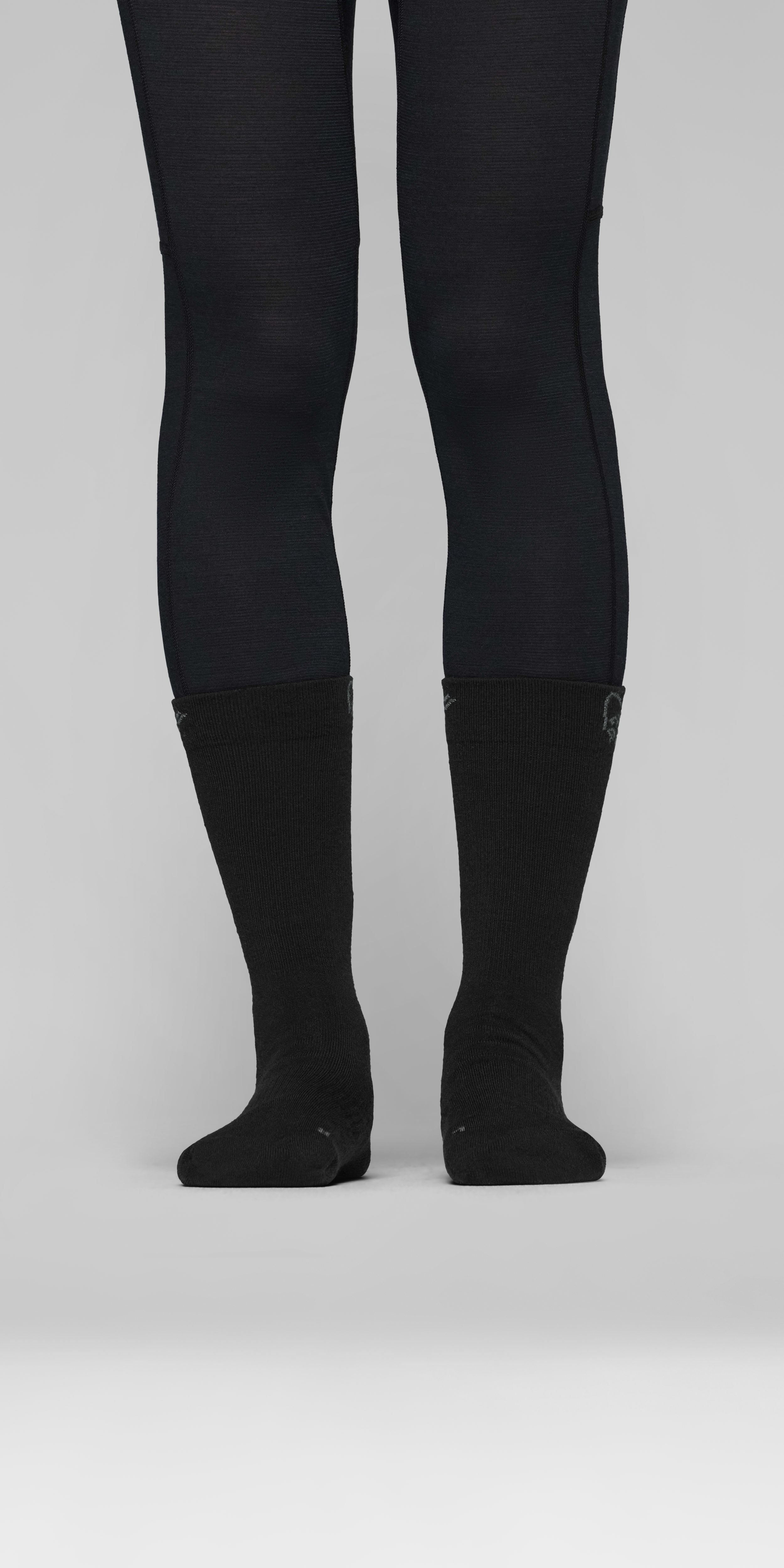 Female Look front image of falketind mid merinoUll Socks Caviar Black/Iron Gate