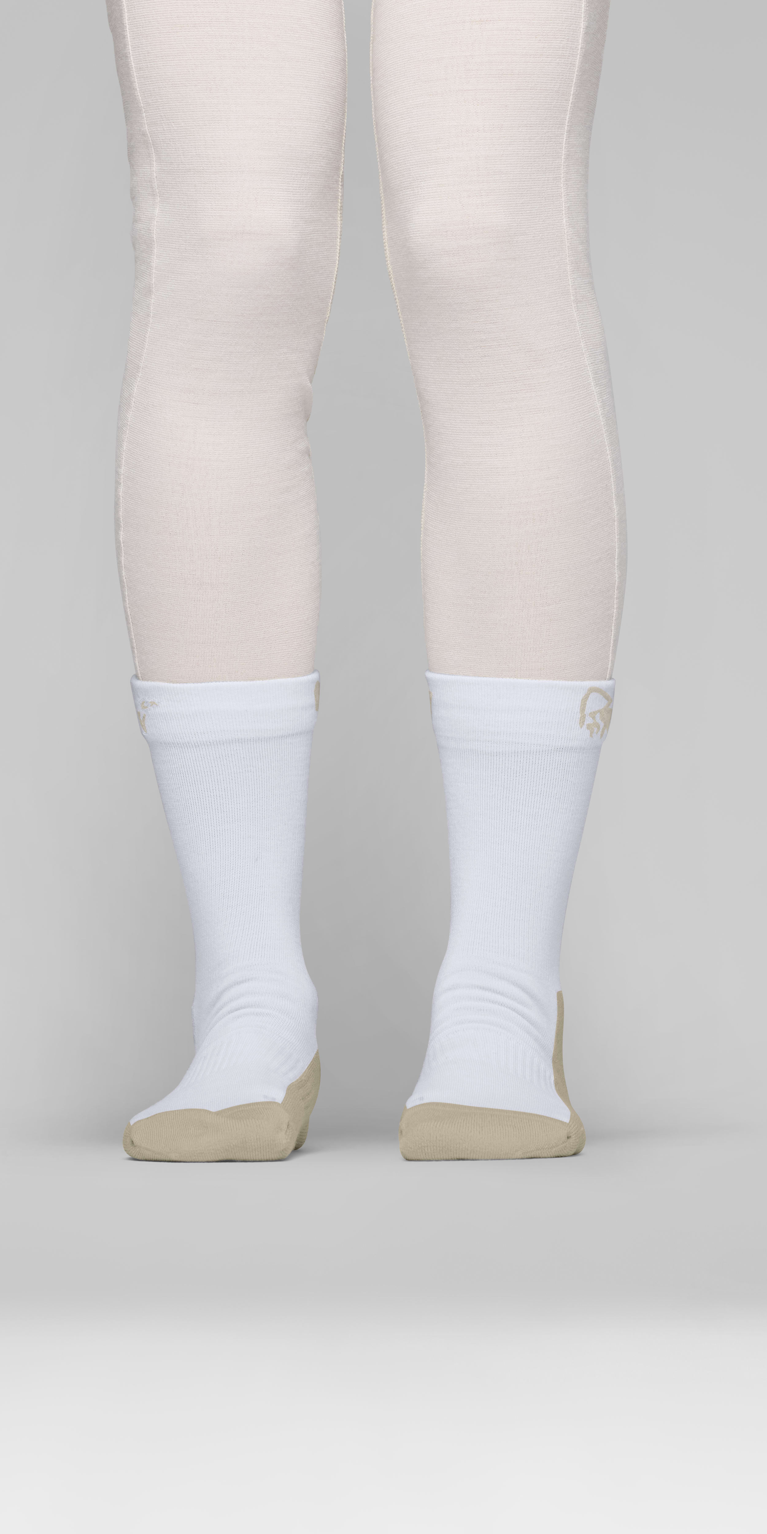 Female Look front image of falketind mid merinoUll Socks Snow White/Oatmeal