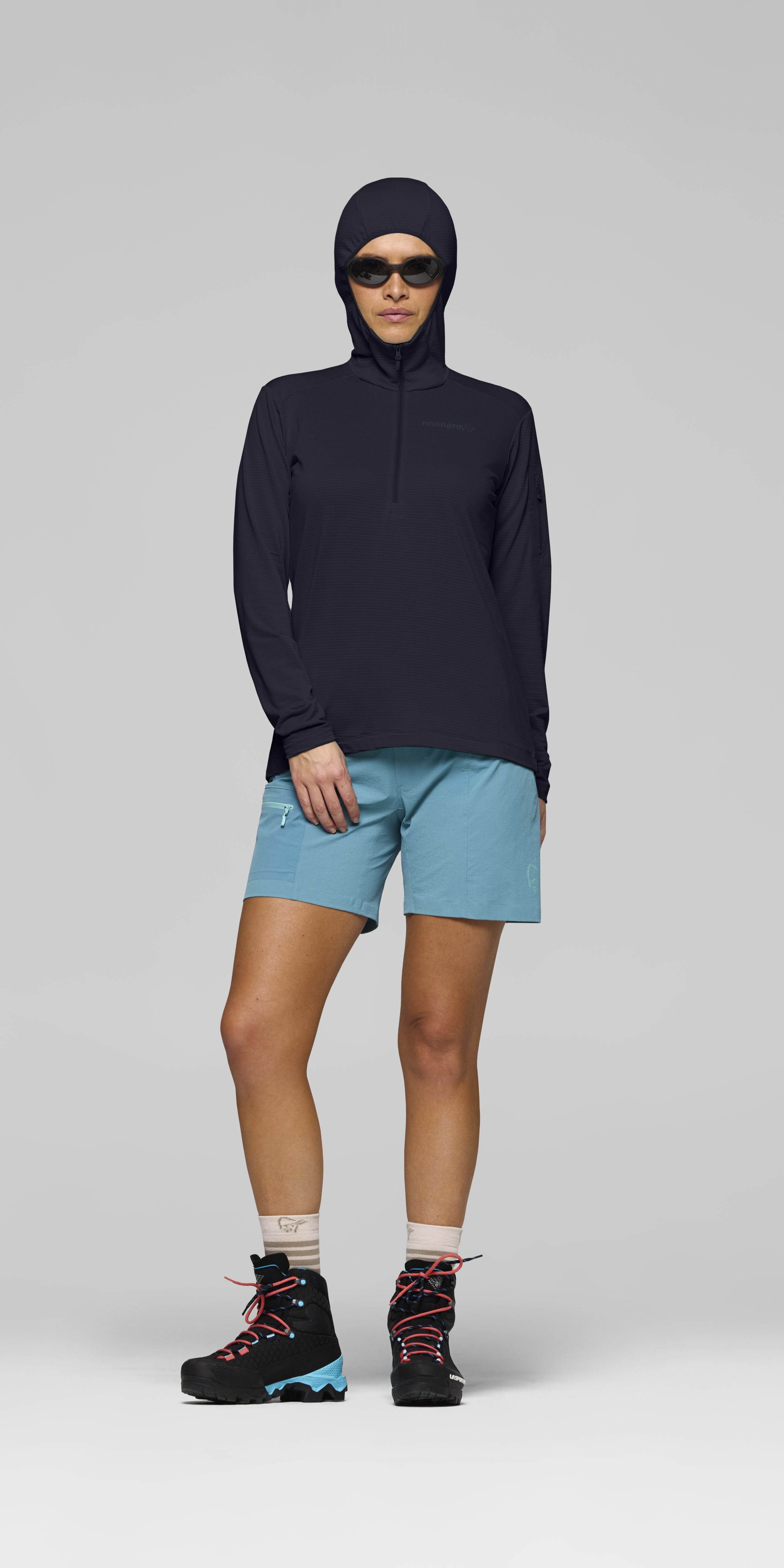 Female Look front image of falketind warm1 Hood Caviar Black