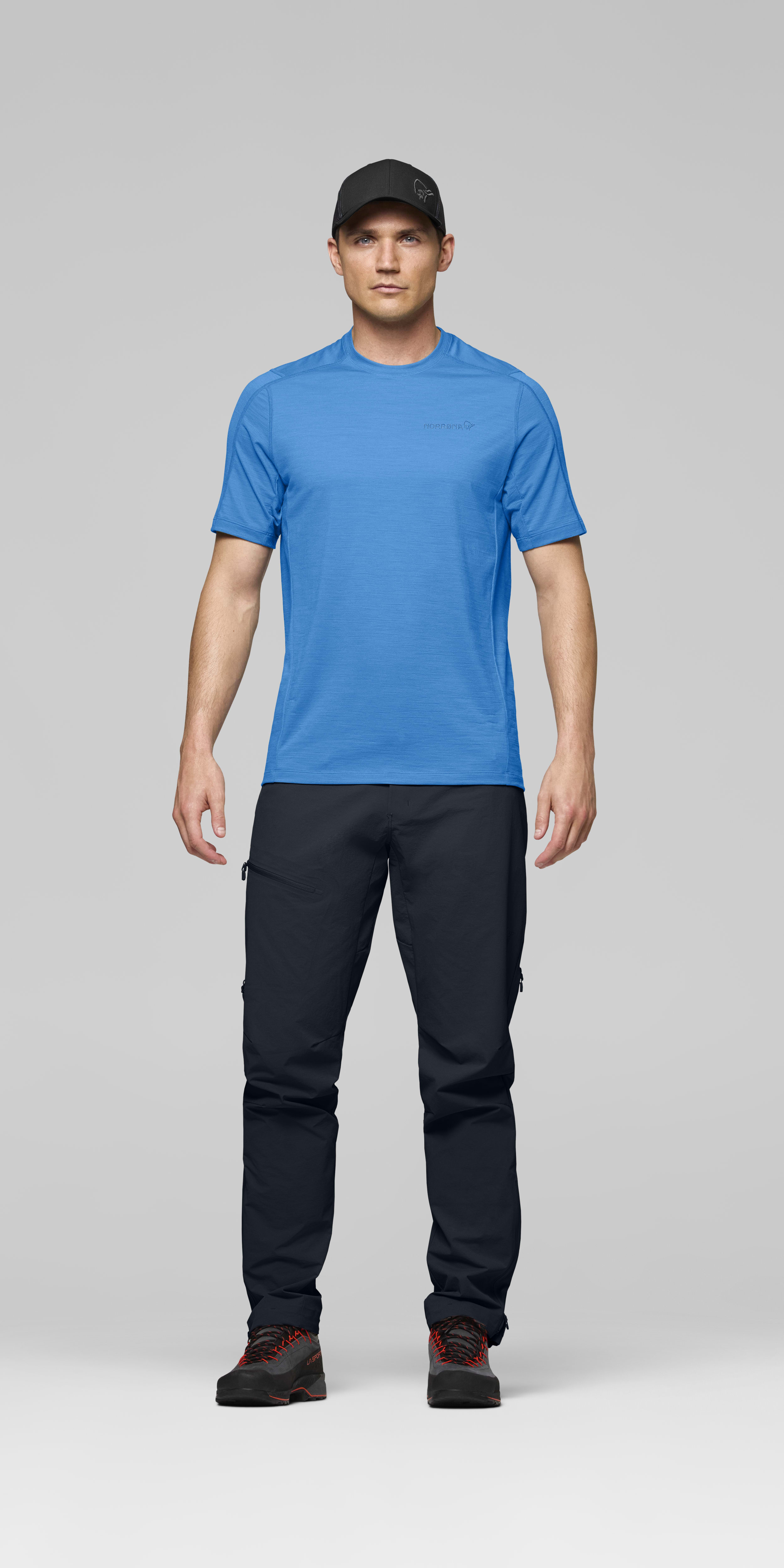 Male Look front image of falketind equaliserUll T-shirt Brilliant Blue