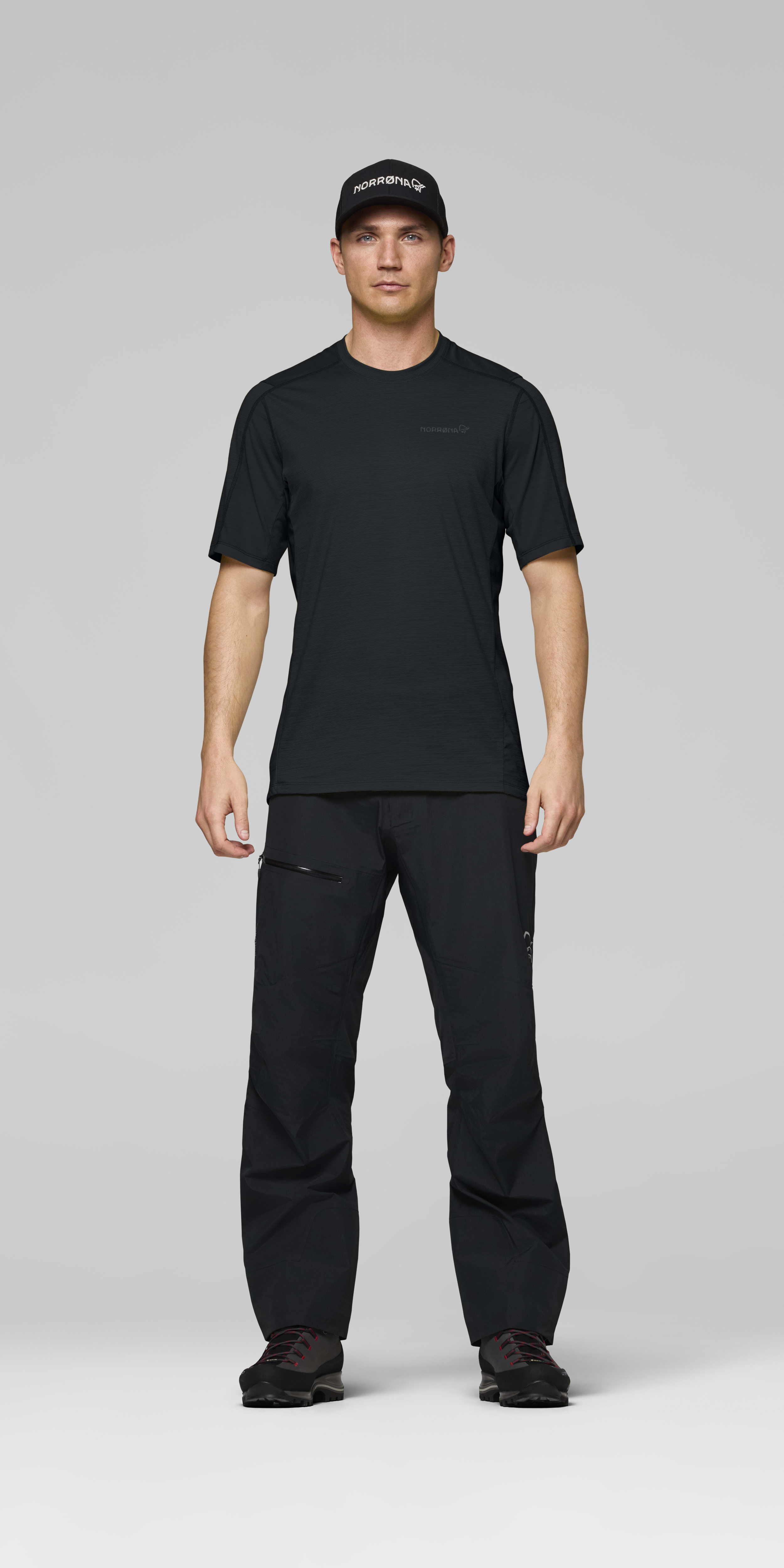 Male Look front image of falketind equaliserUll T-shirt Caviar Black