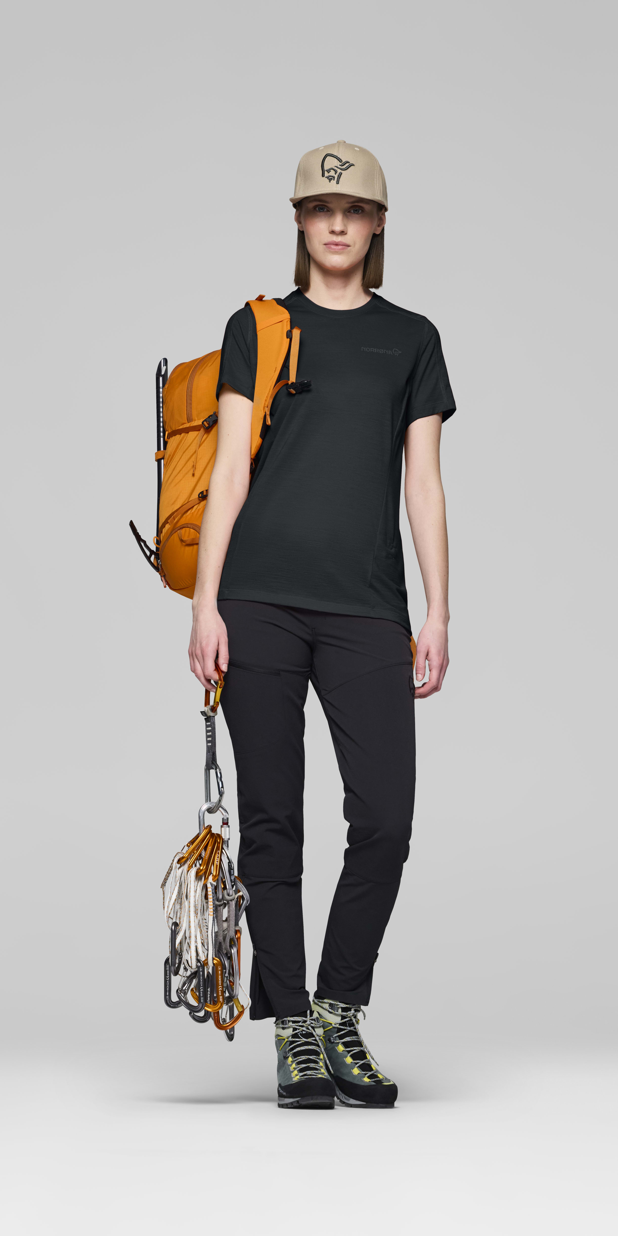 Female Look opening image of falketind equaliserUll T-shirt Caviar Black