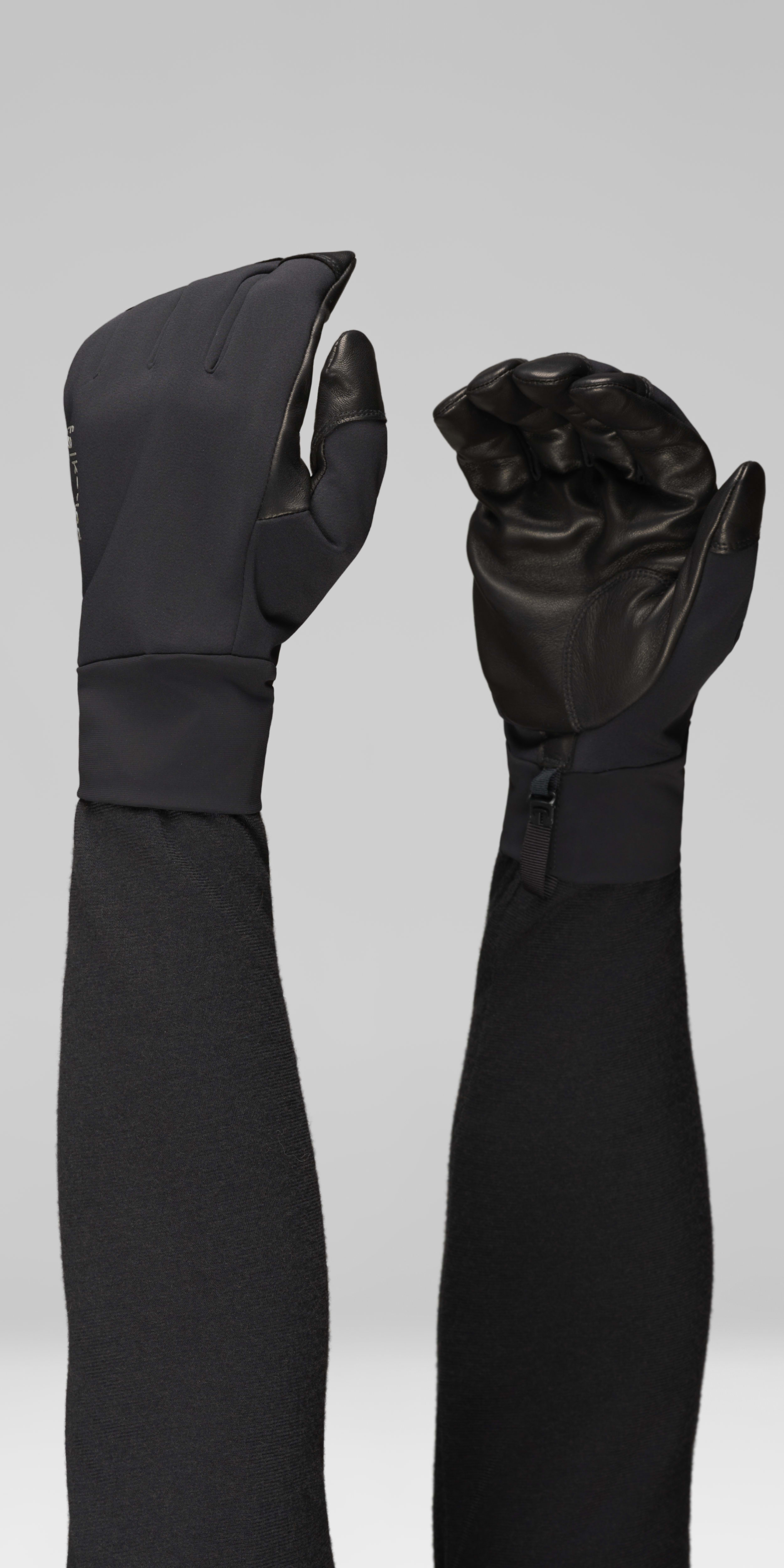 Female Look front image of falketind Windstopper short Gloves Caviar Black