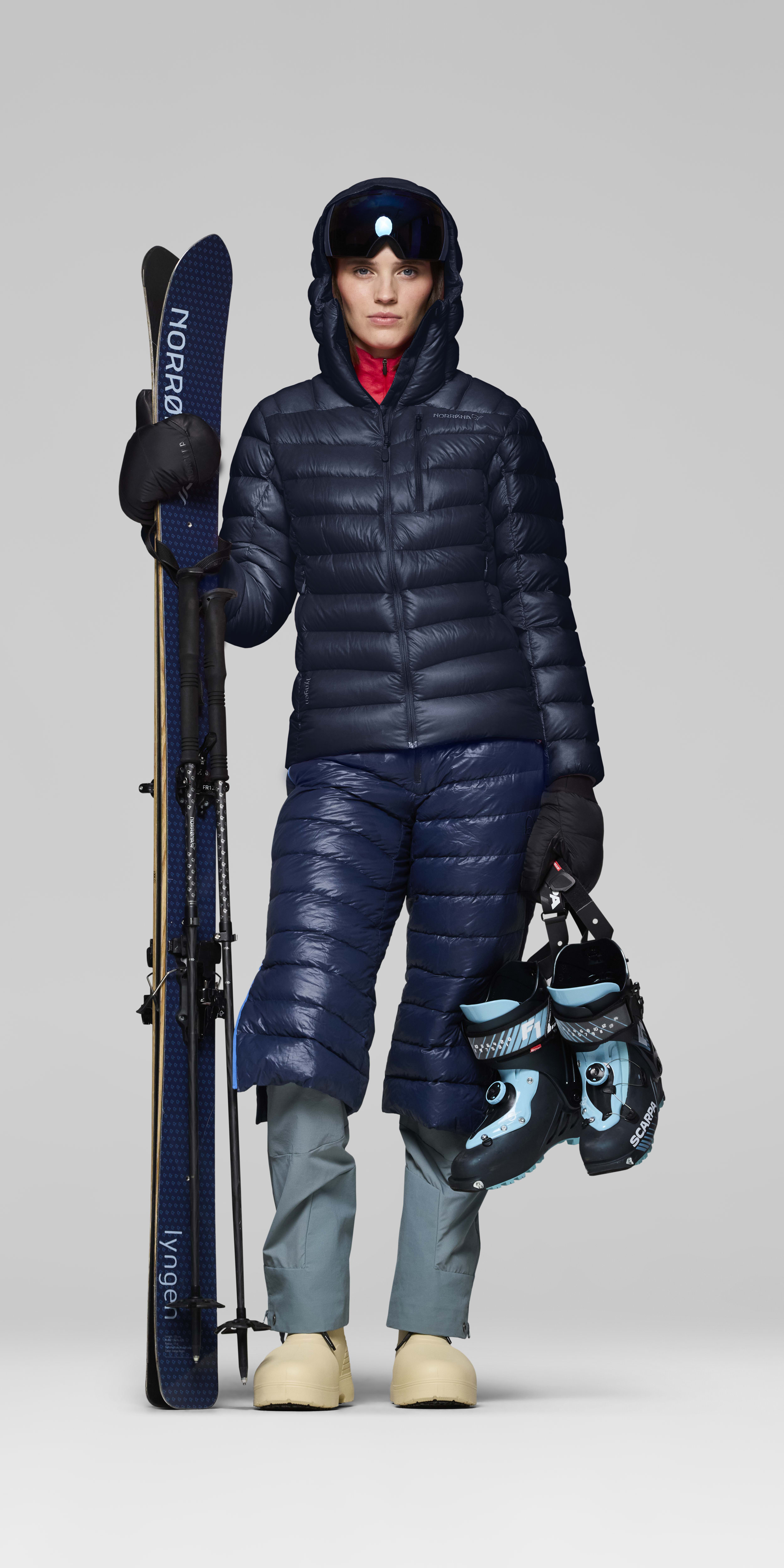Female Look opening image of lyngen down850 Hood Indigo Night