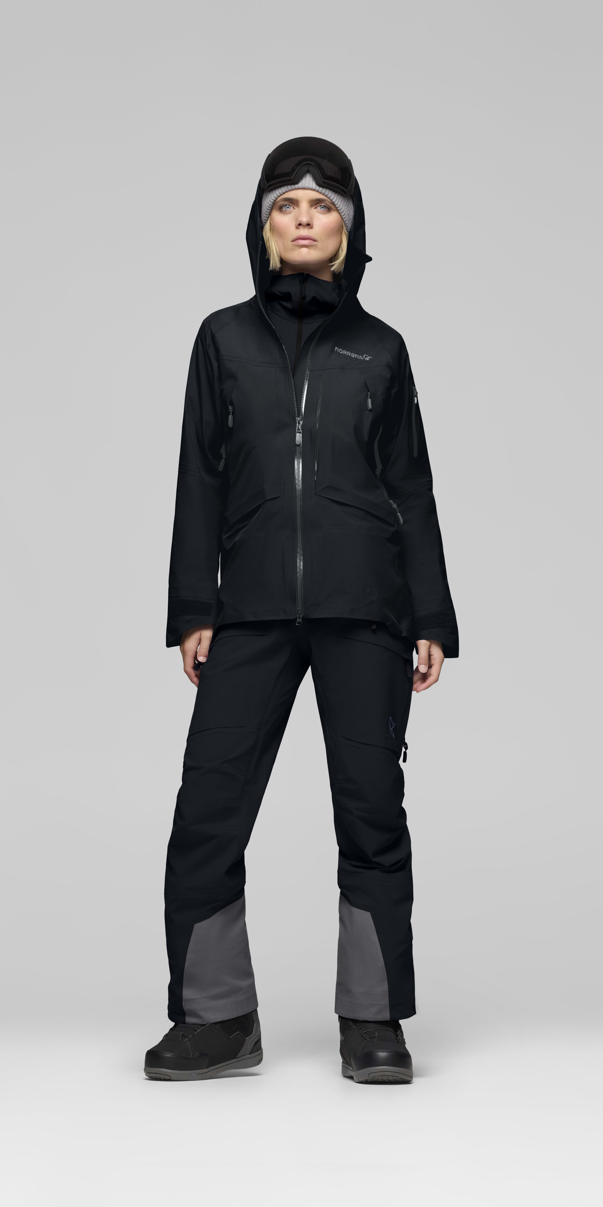 Female Look front image of more Gore-Tex Jacket Caviar Black