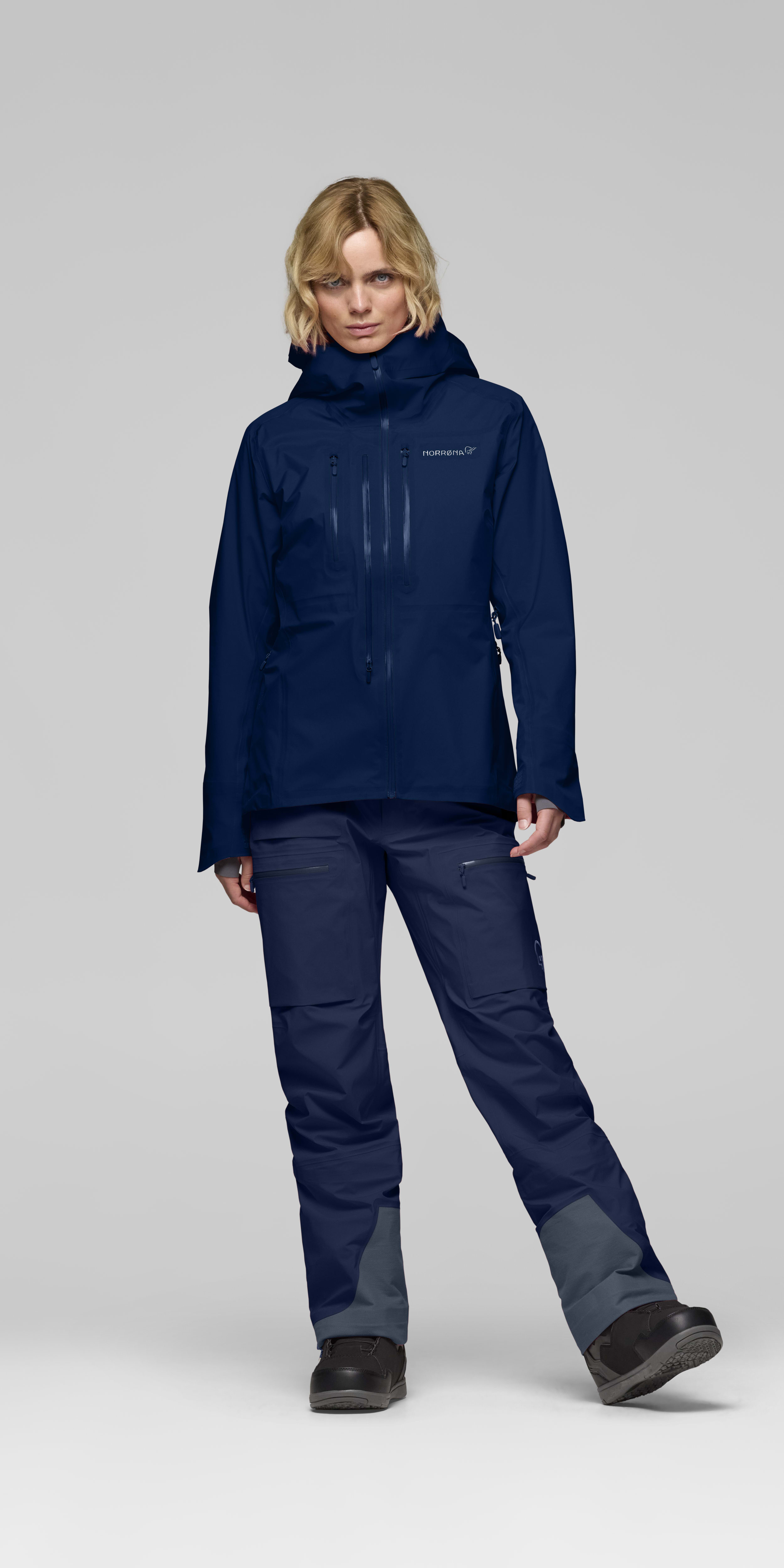 Female Look front image of lyngen Gore-Tex Jacket Indigo Night