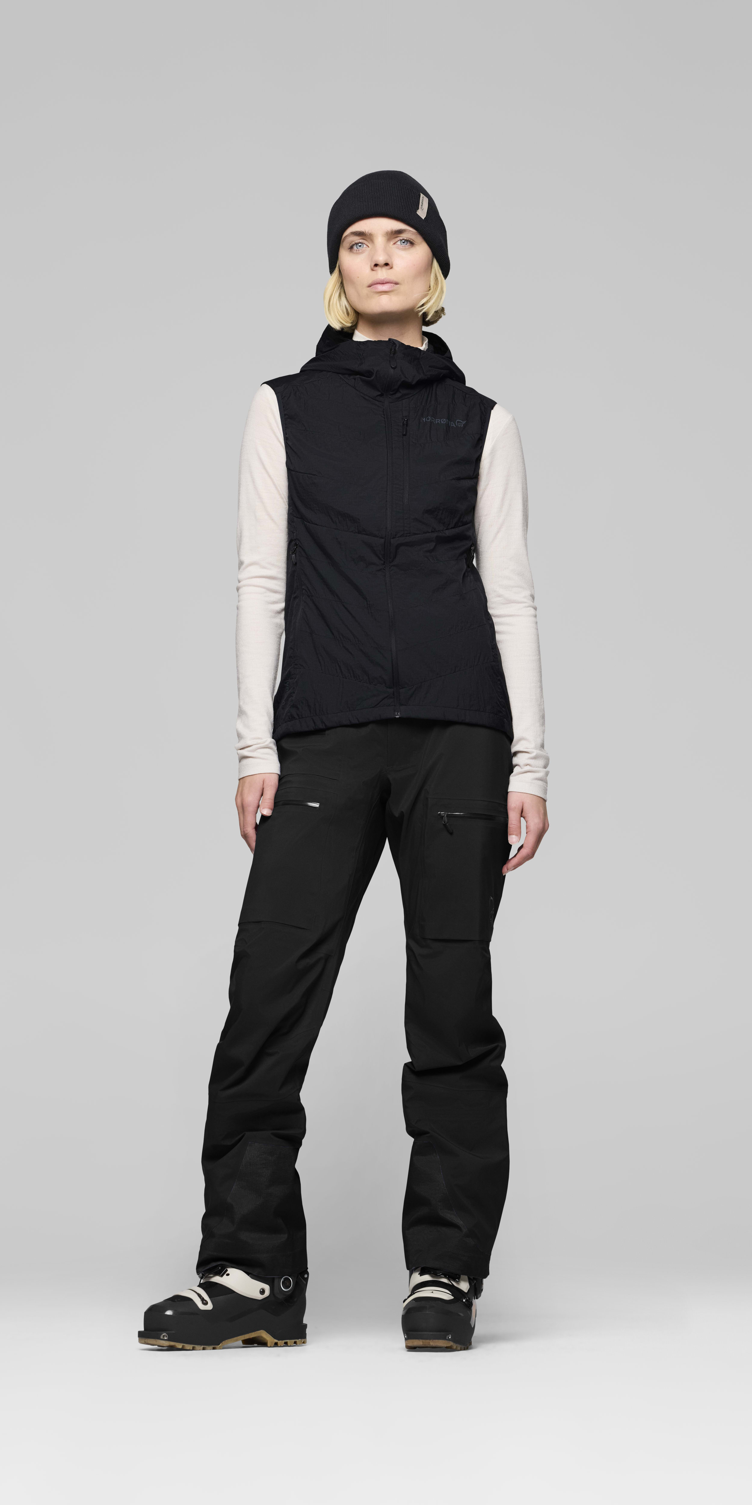 Female Look opening image of lyngen thermo100active Vest Caviar Black