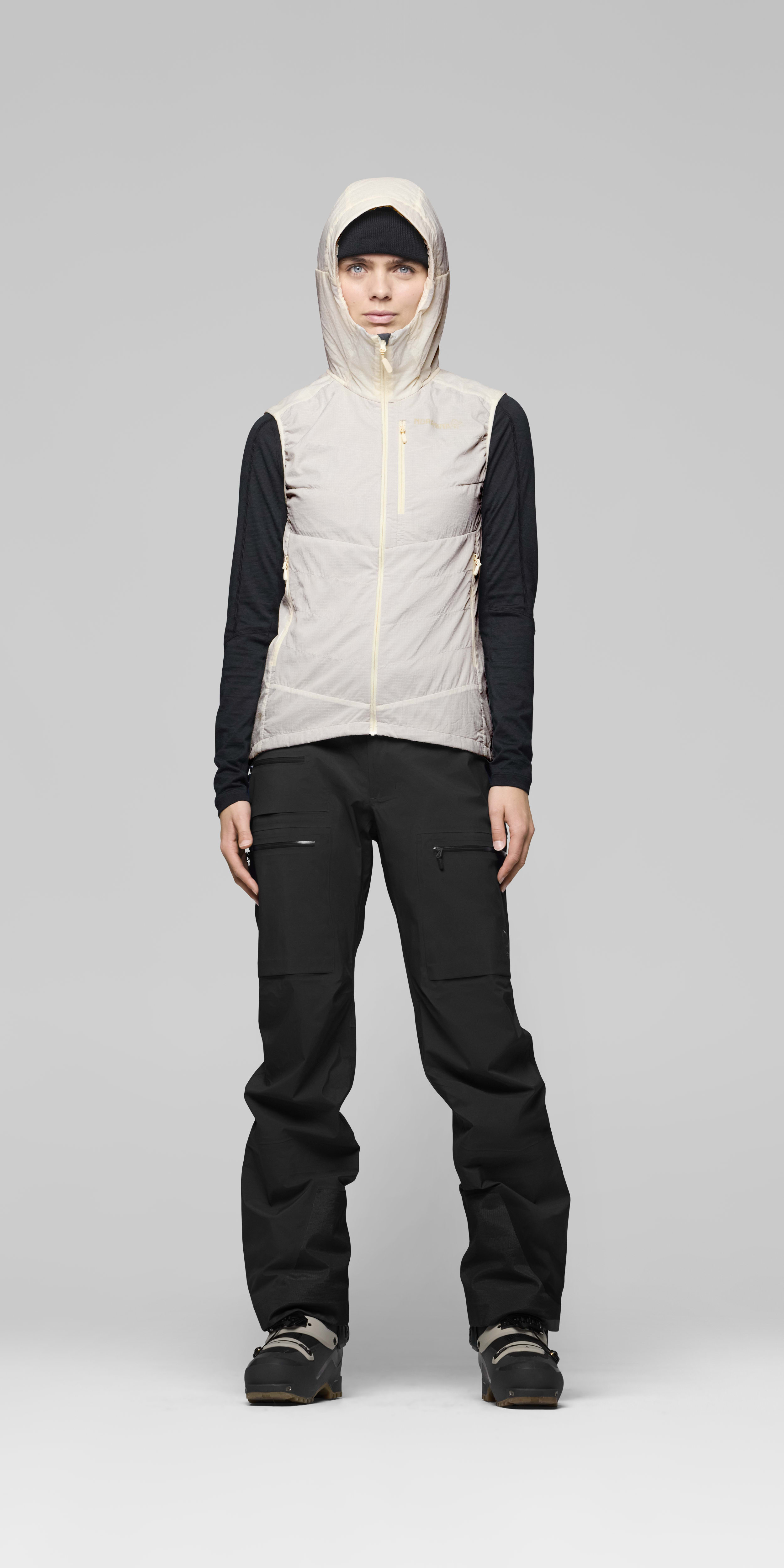 Female Look opening image of lyngen thermo100active Vest Whisper White