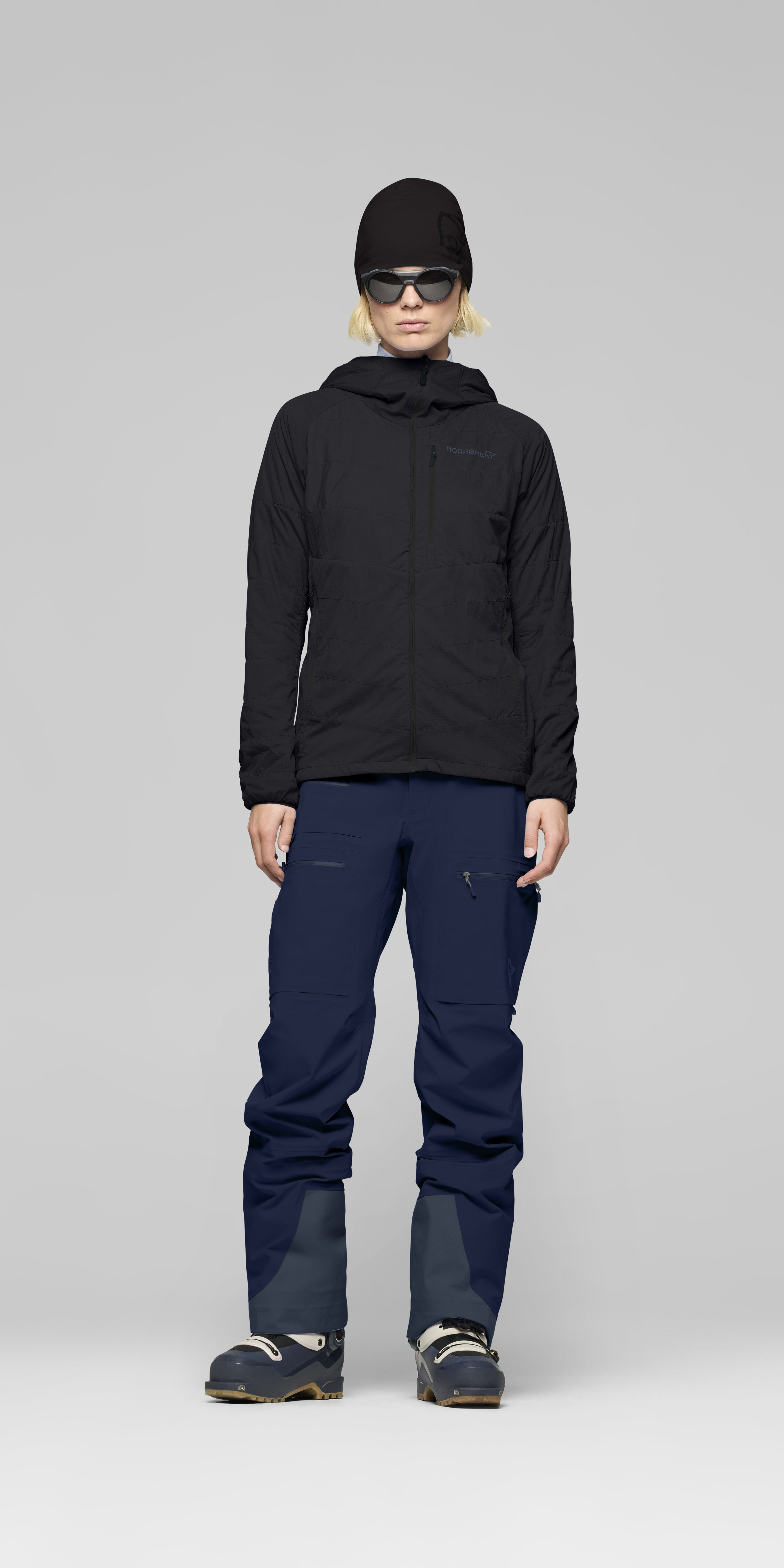 Female Look front image of lyngen thermo100active Zip Hood Caviar Black