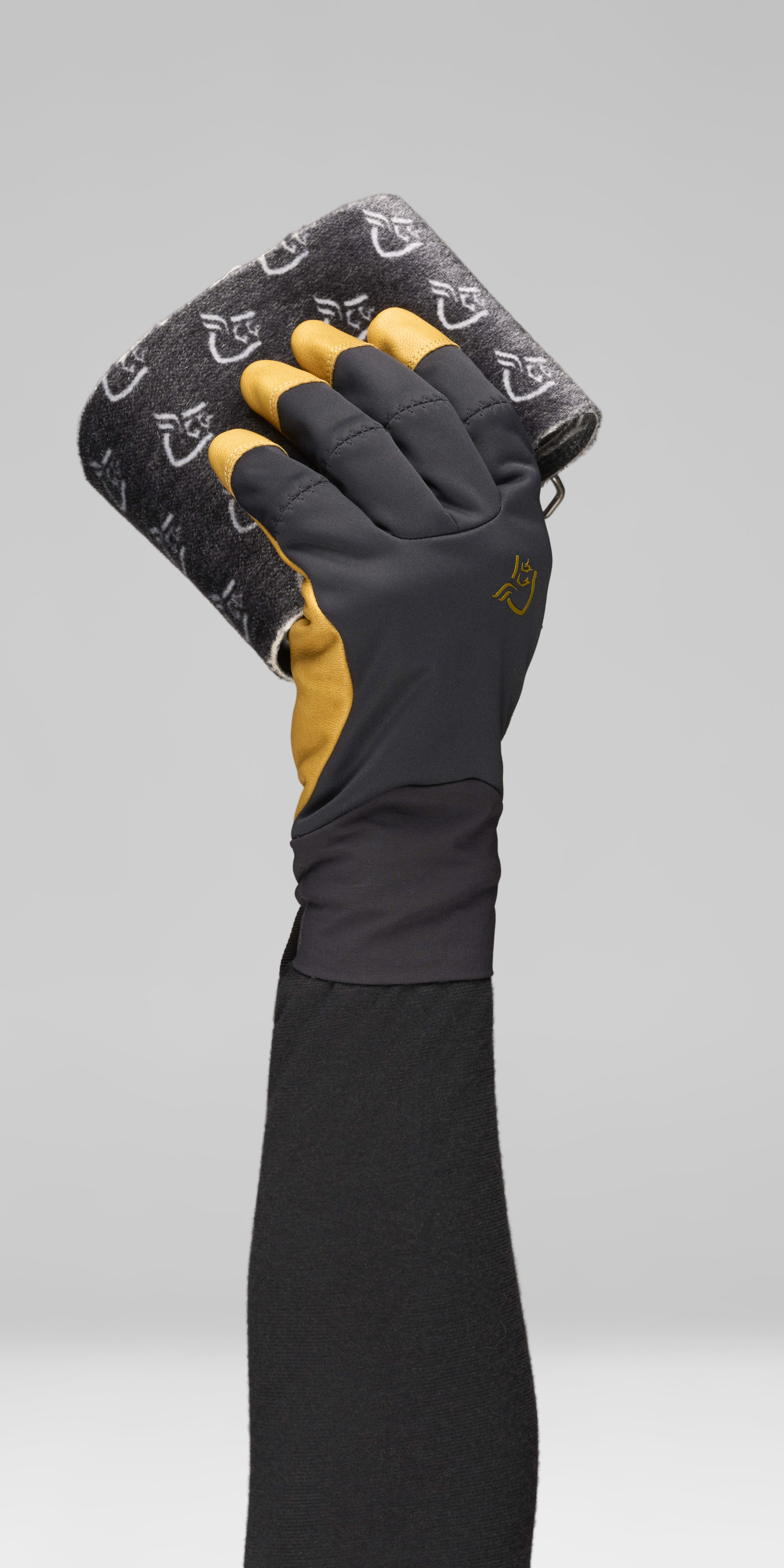 Female Look opening image of lyngen Windstopper leather Gloves Caviar Black