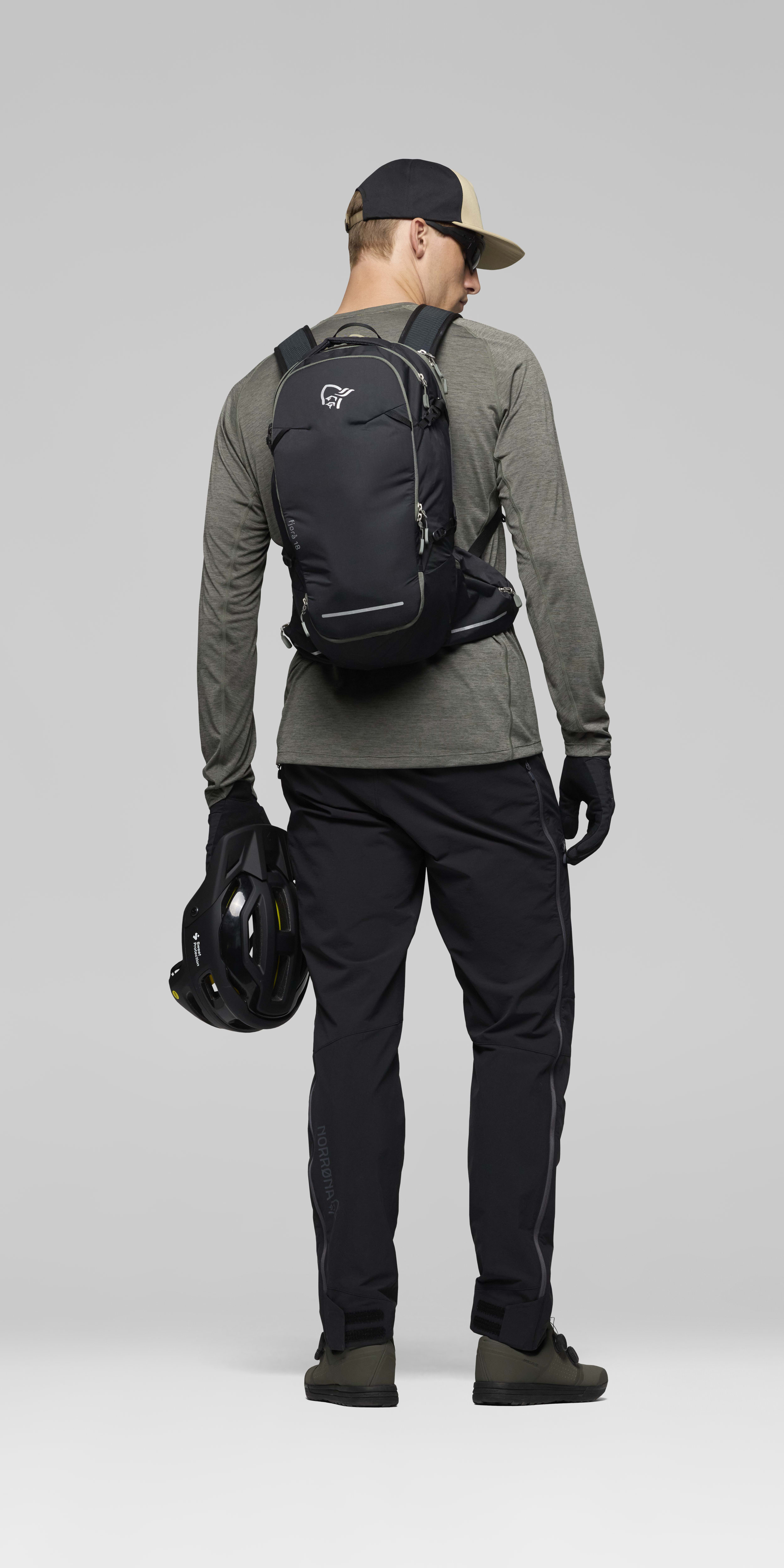 Female Look opening image of fjora econyl195 18L Pack Caviar Black
