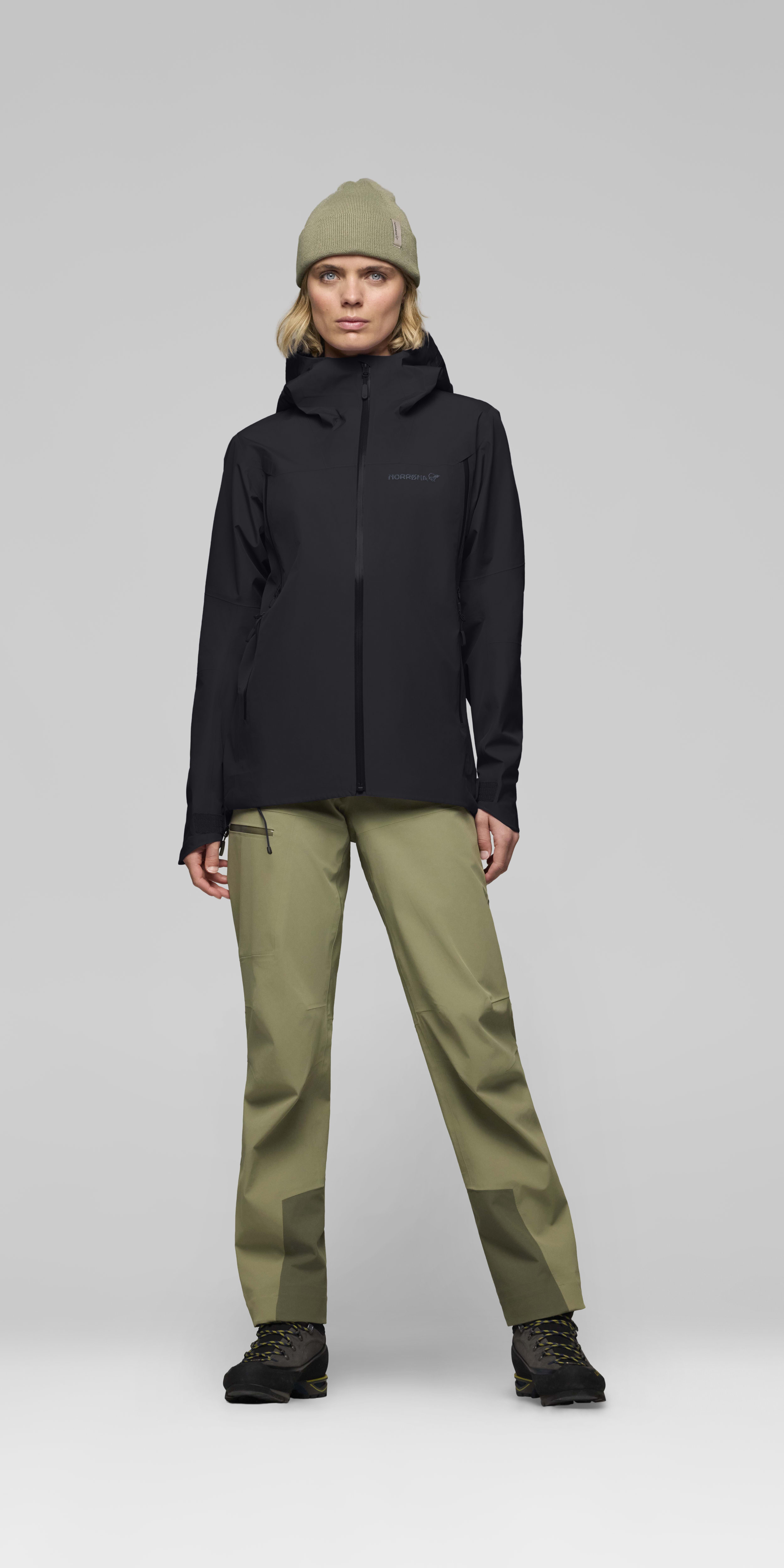 Female Look front image of femund Gore-Tex Jacket Caviar Black