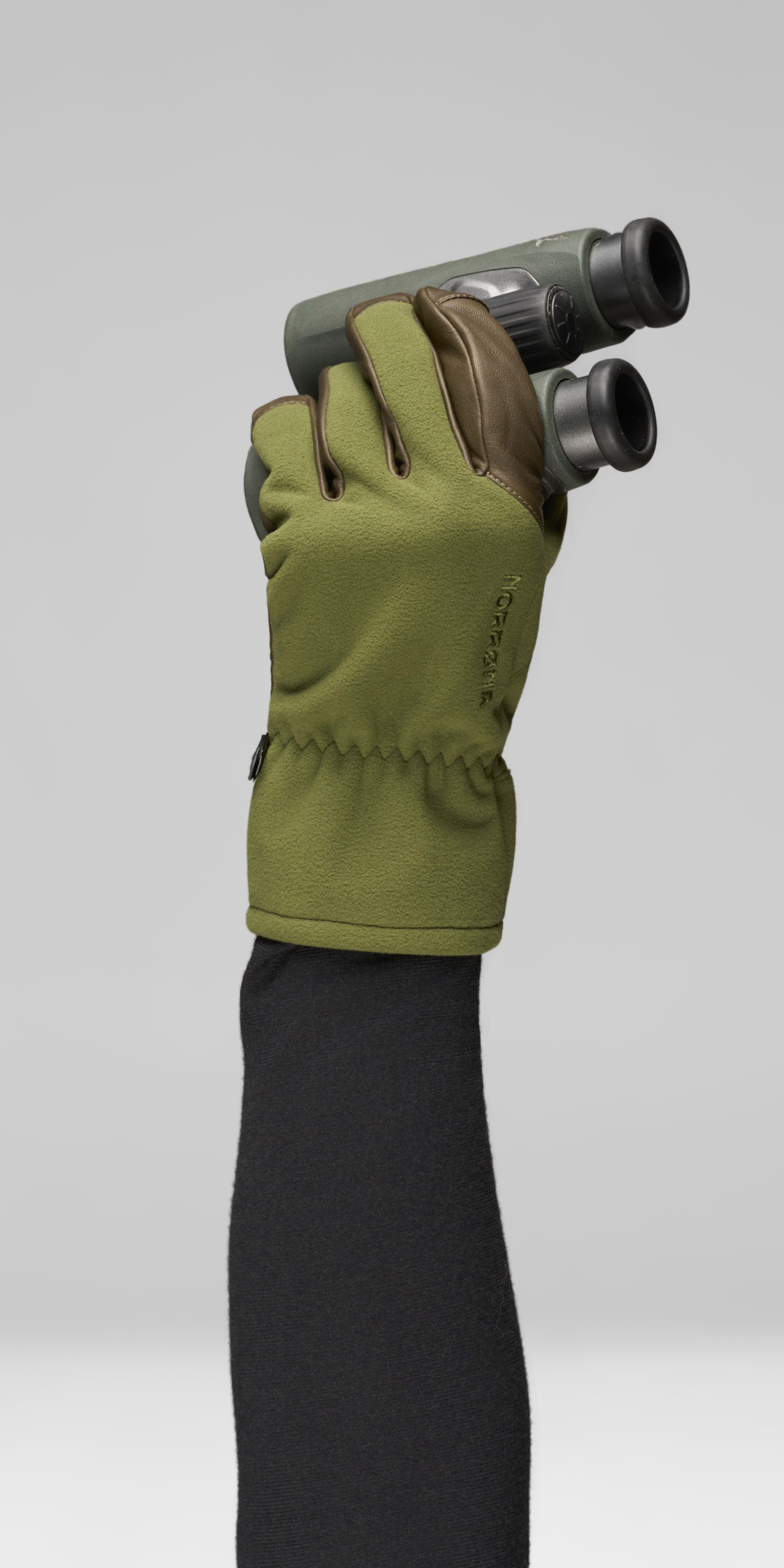 Female Look opening image of finnskogen Windstopper Gloves Green