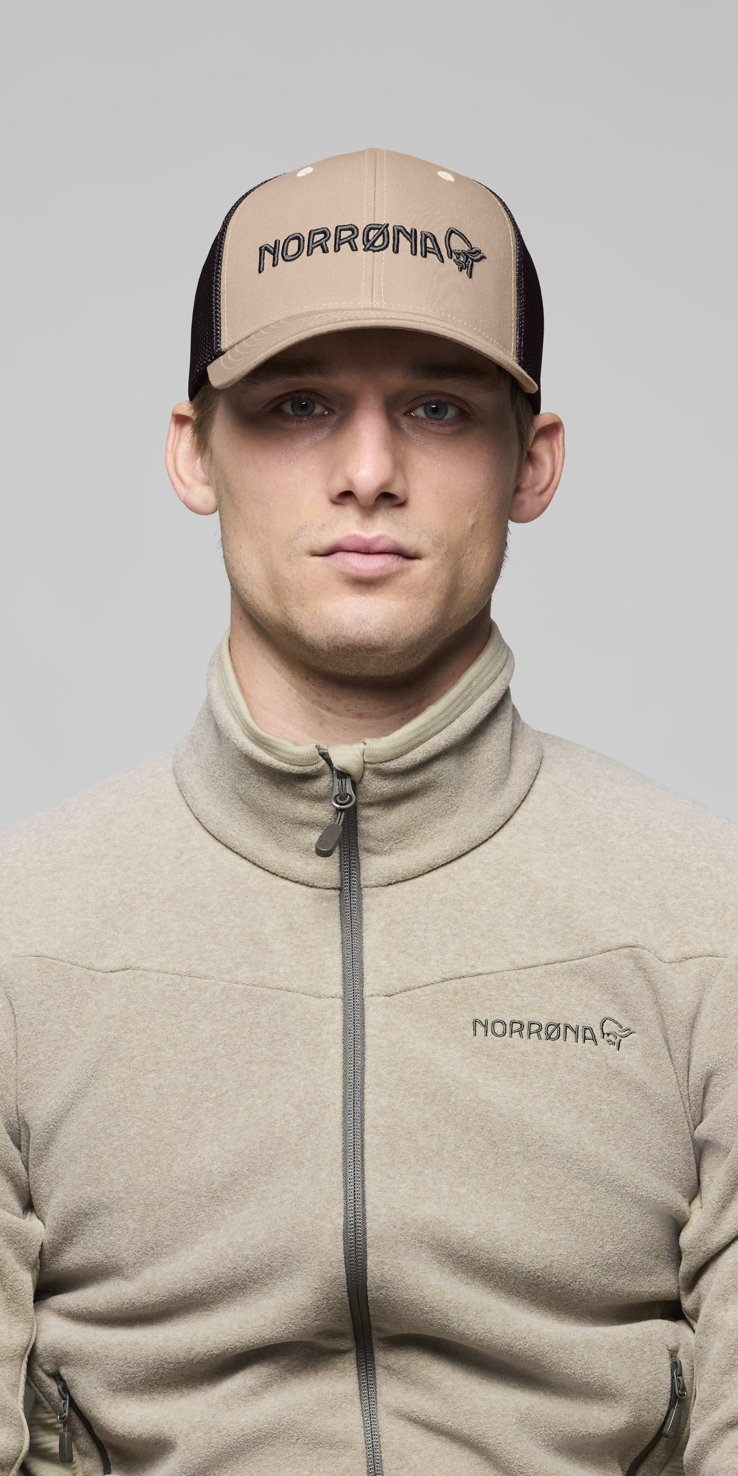Female Look front image of 29 Flexfit 3D Cap Oyster Gray