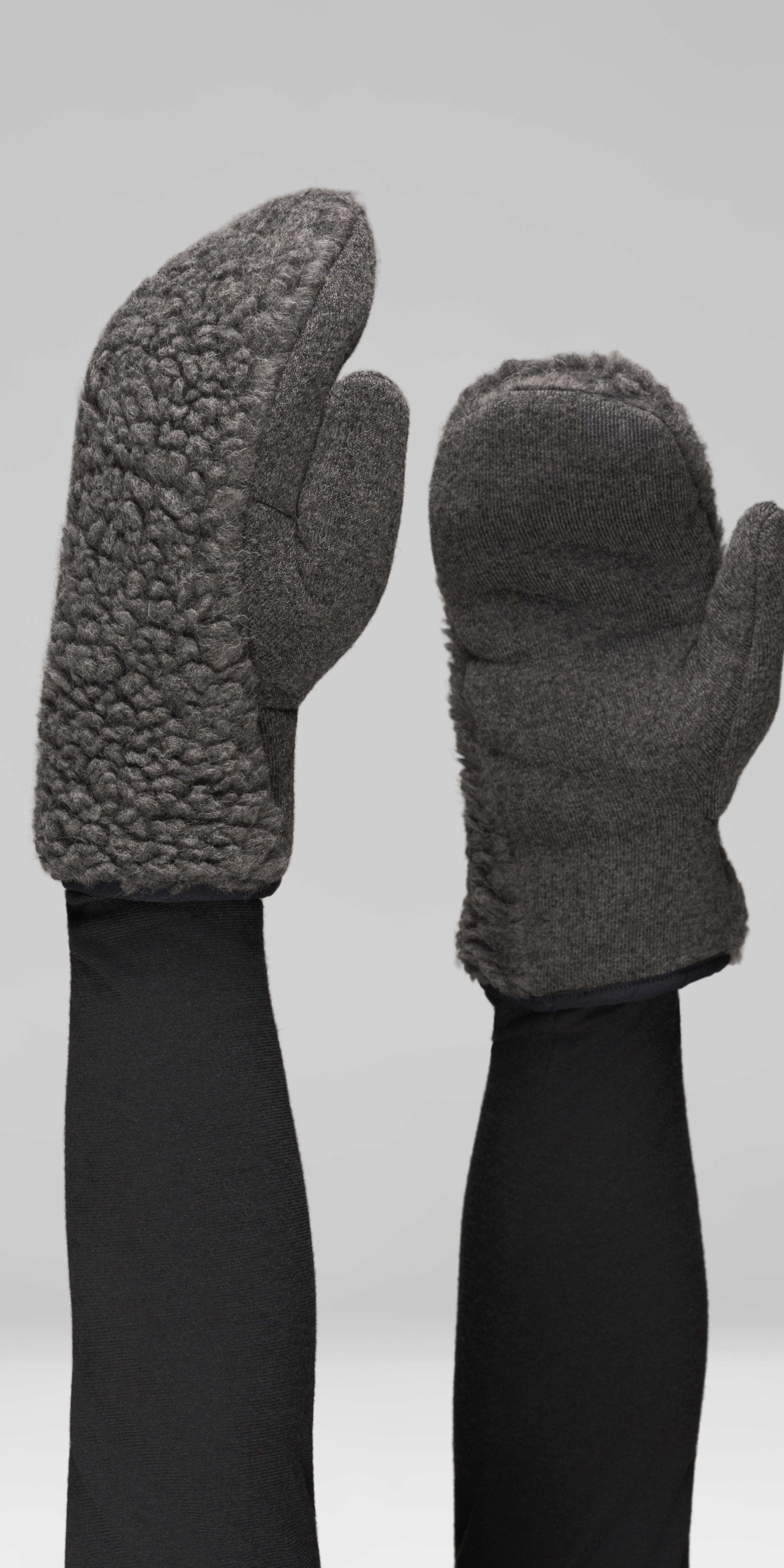 Female Look front image of 29 wool liner Mittens Caviar Black