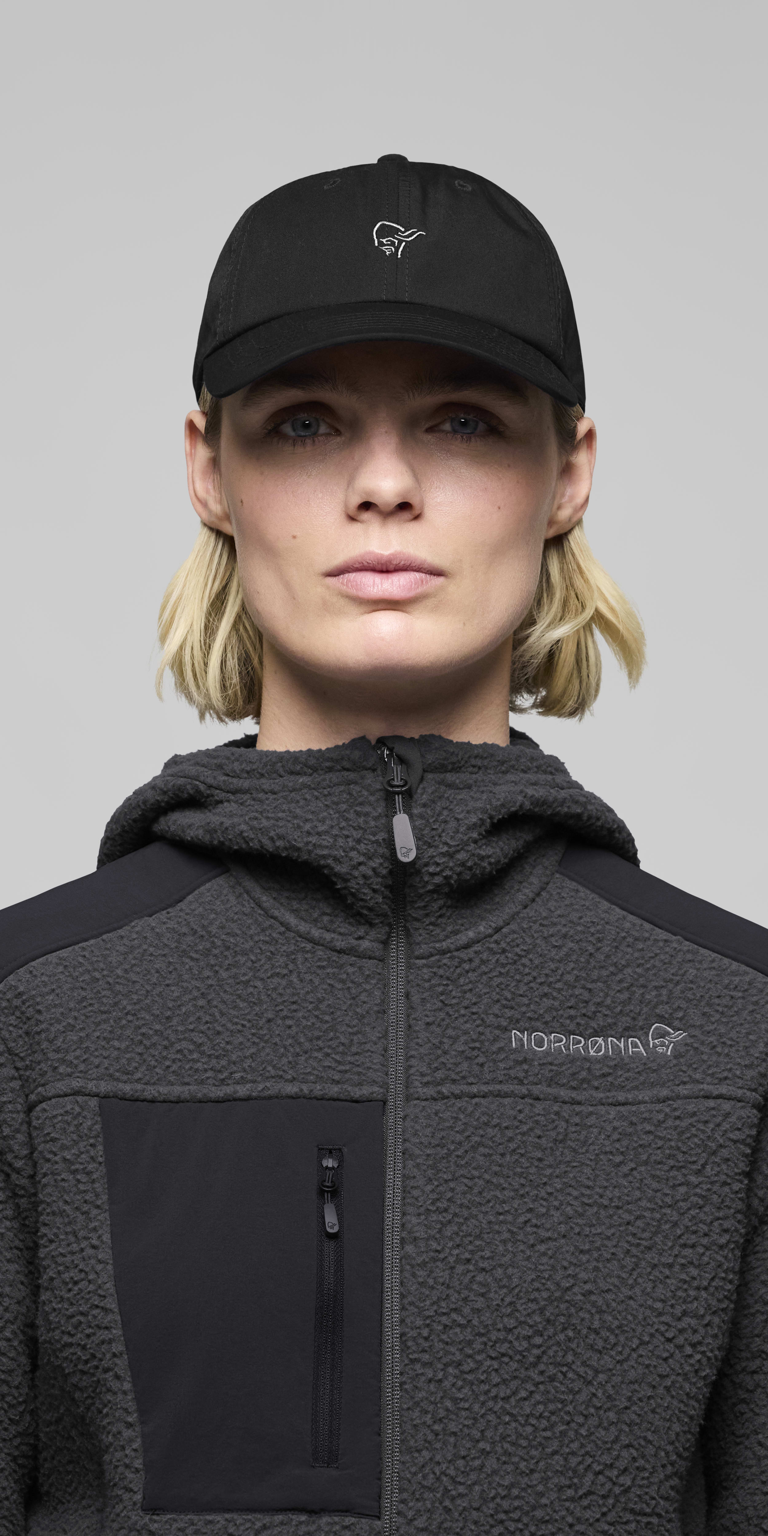 Female Look front image of 29 tech sport Cap Caviar Black