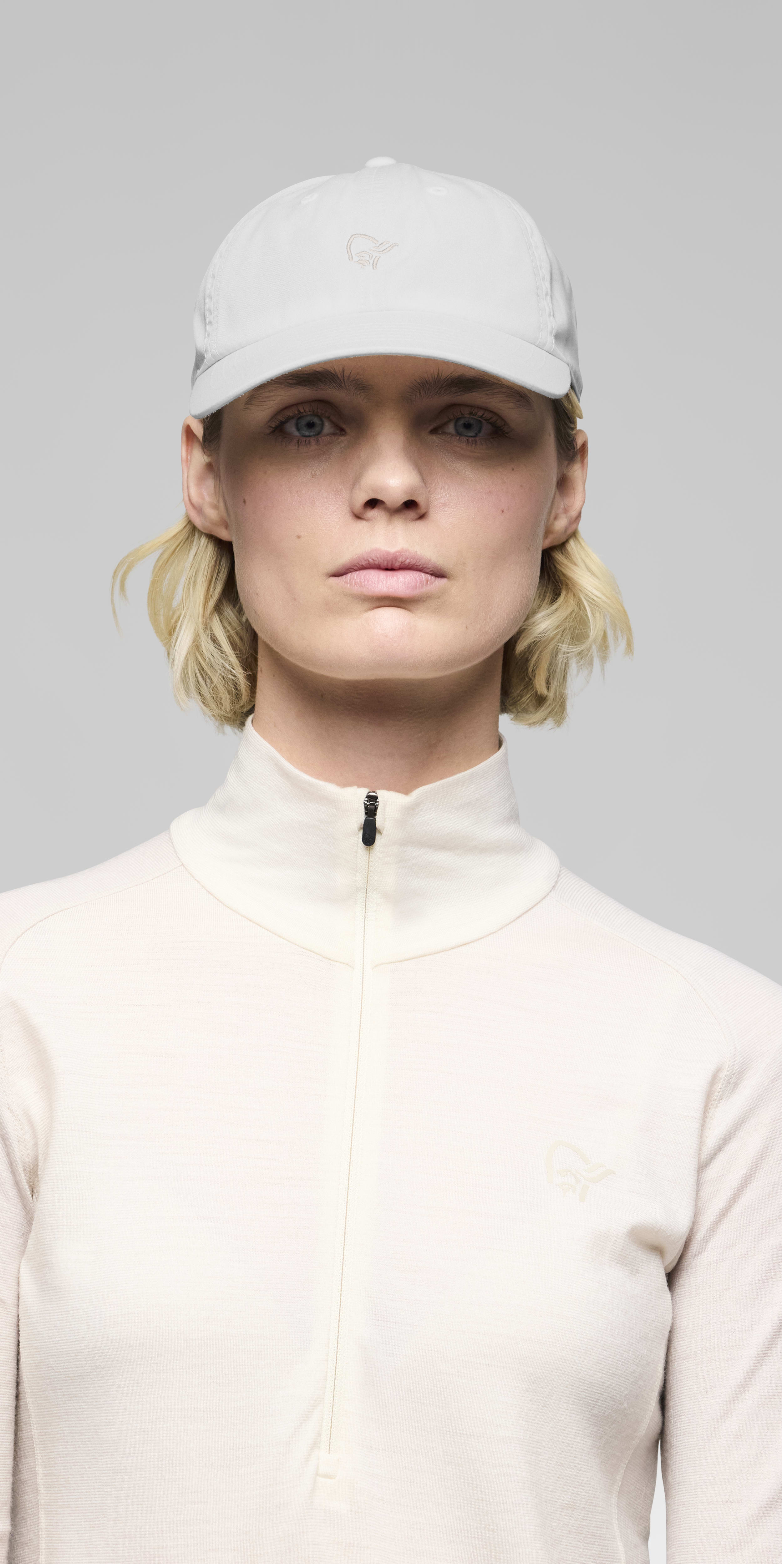 Female Look front image of 29 tech sport Cap Snow White