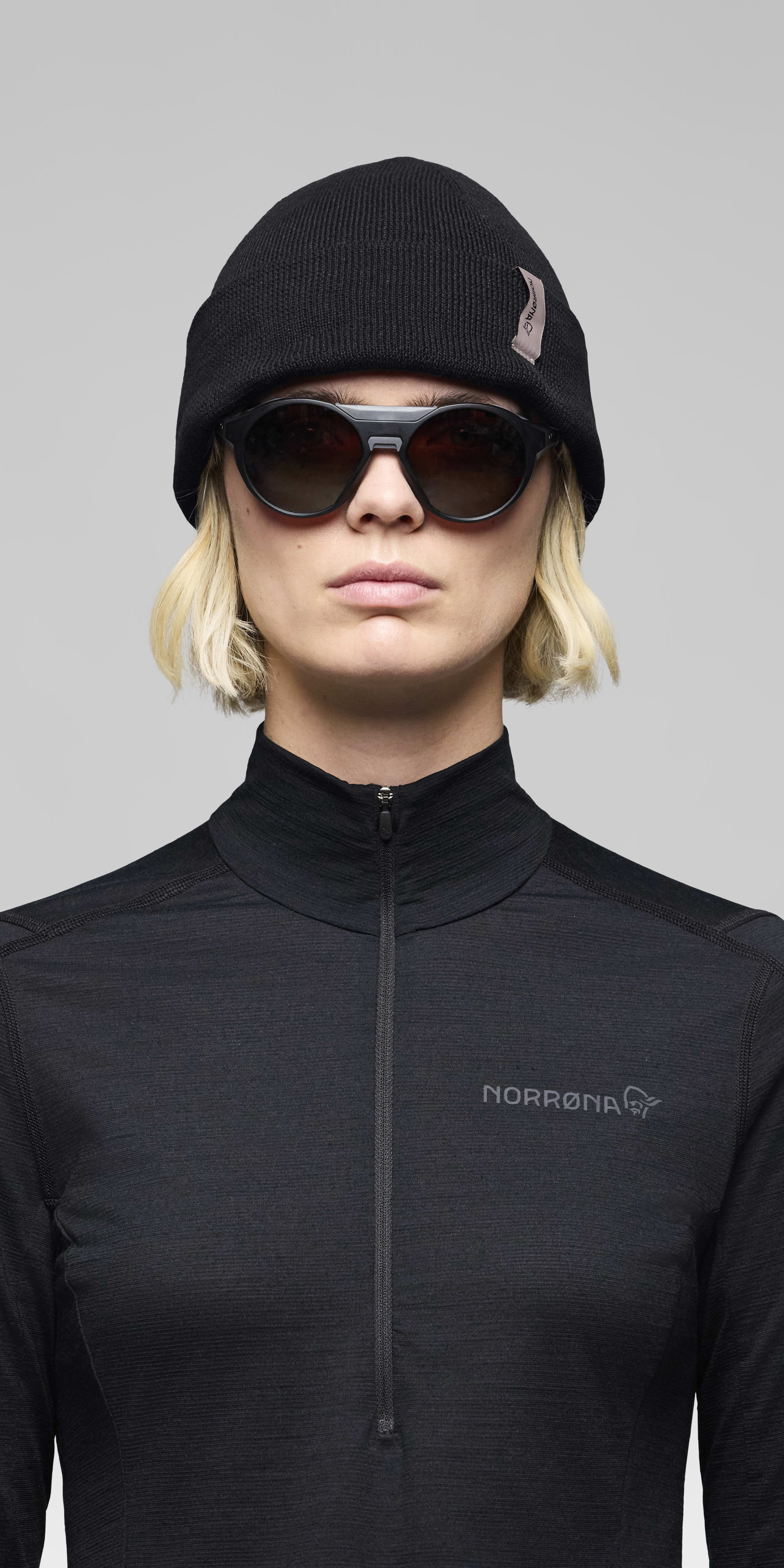 Female Look front image of 29 equaliser Beanie Caviar Black