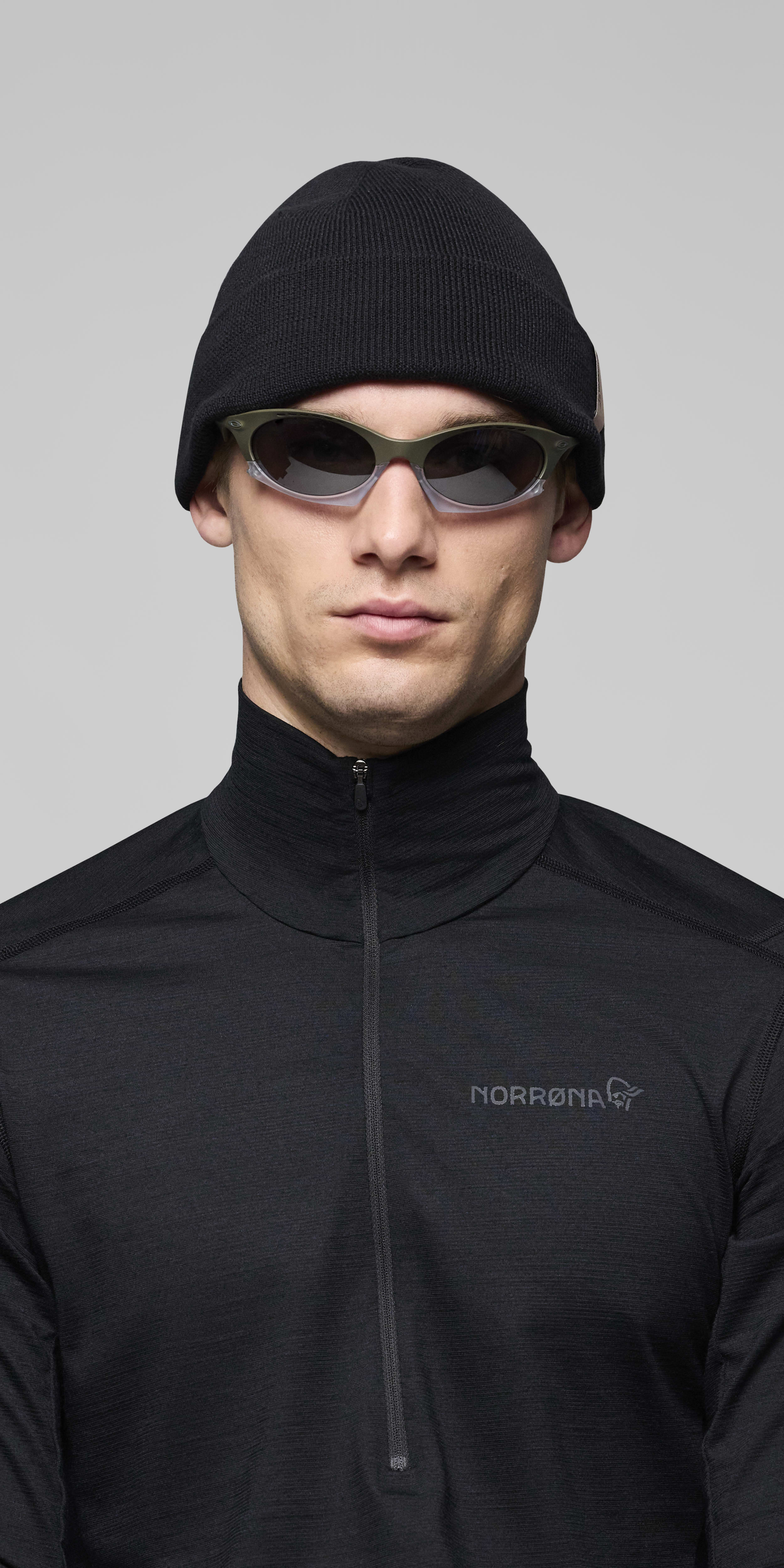 Female Look front image of 29 equaliser Beanie Caviar Black