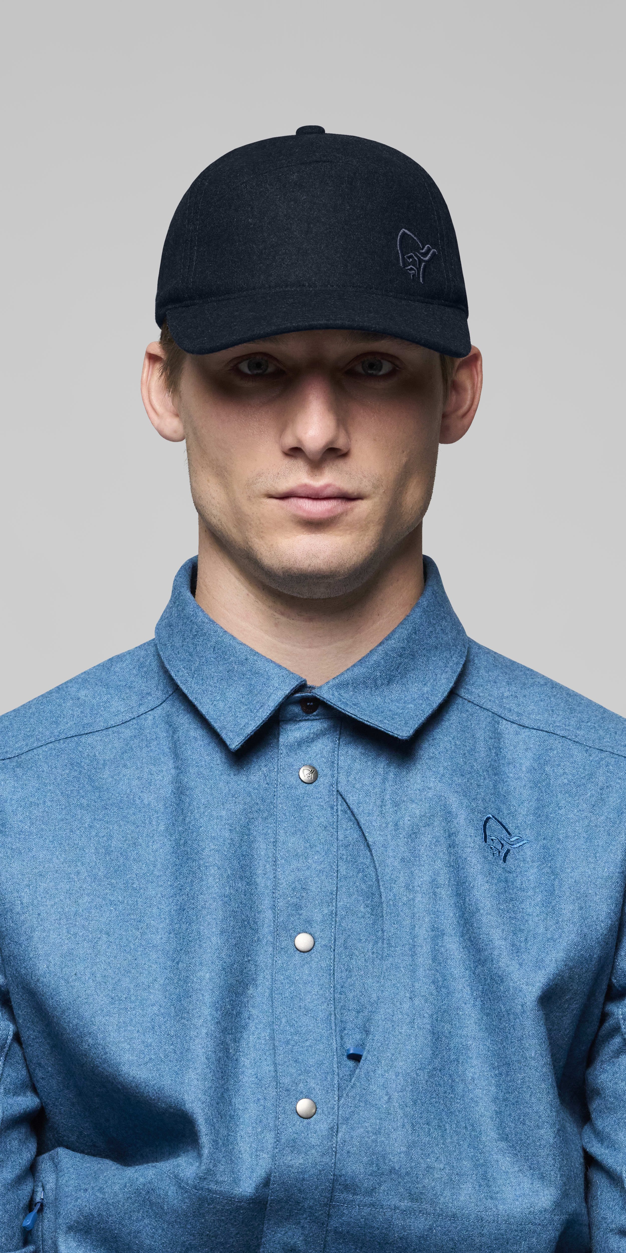 Female Look front image of 29 wool Cap Indigo Night