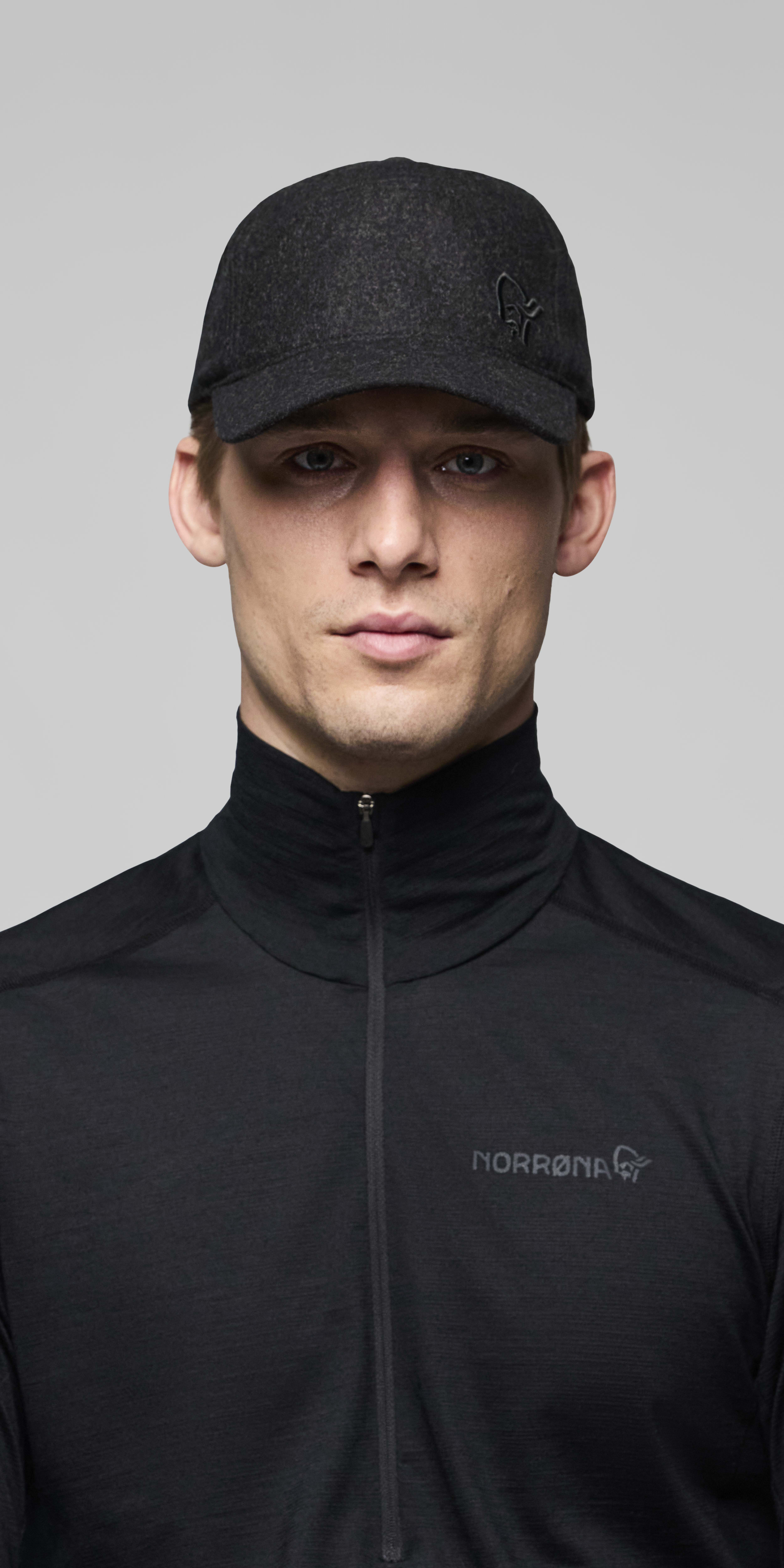 Female Look front image of 29 wool Cap Caviar Black