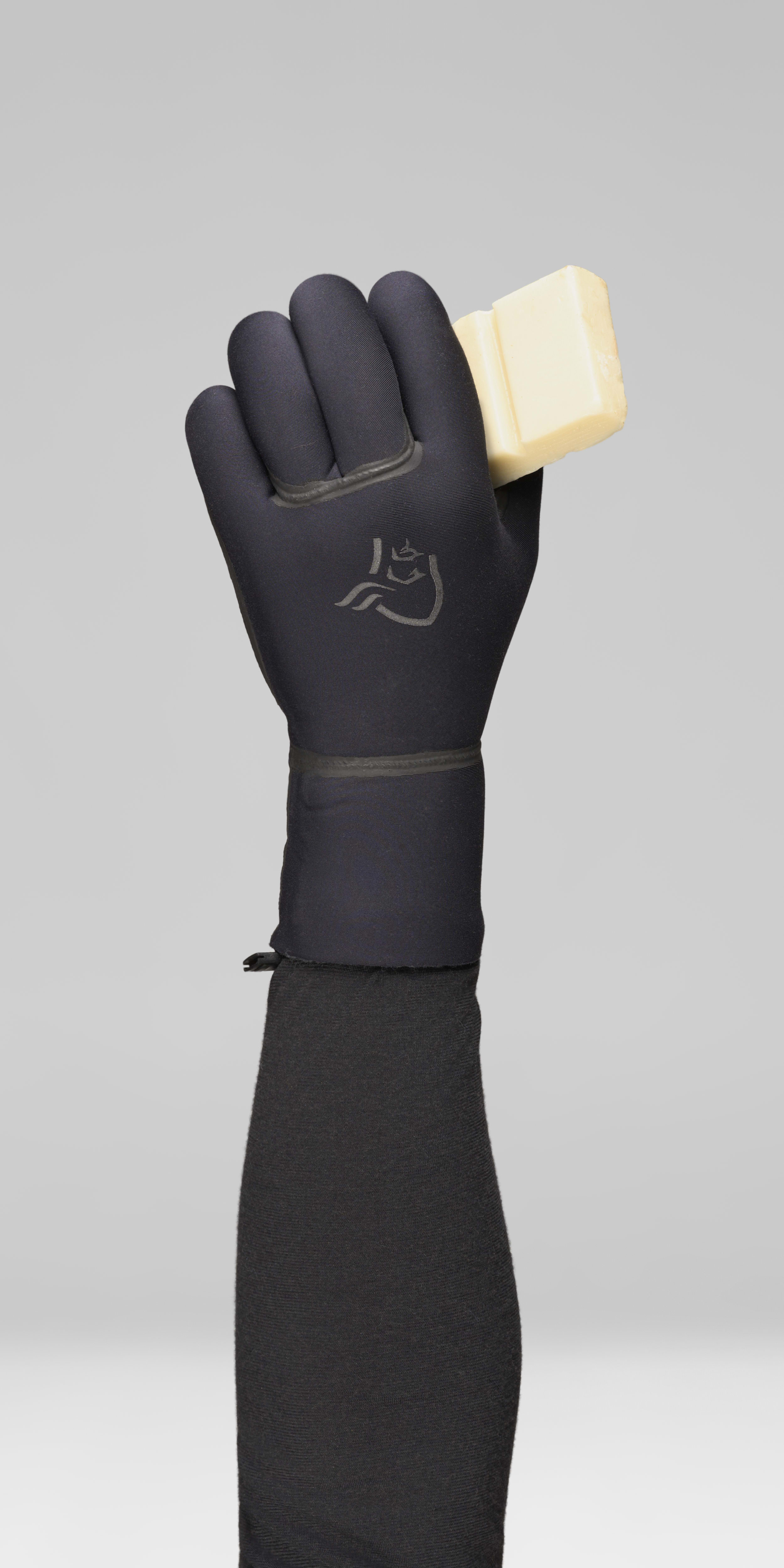 Female Look opening image of unstad 5mm Wetsuite Gloves Caviar Black