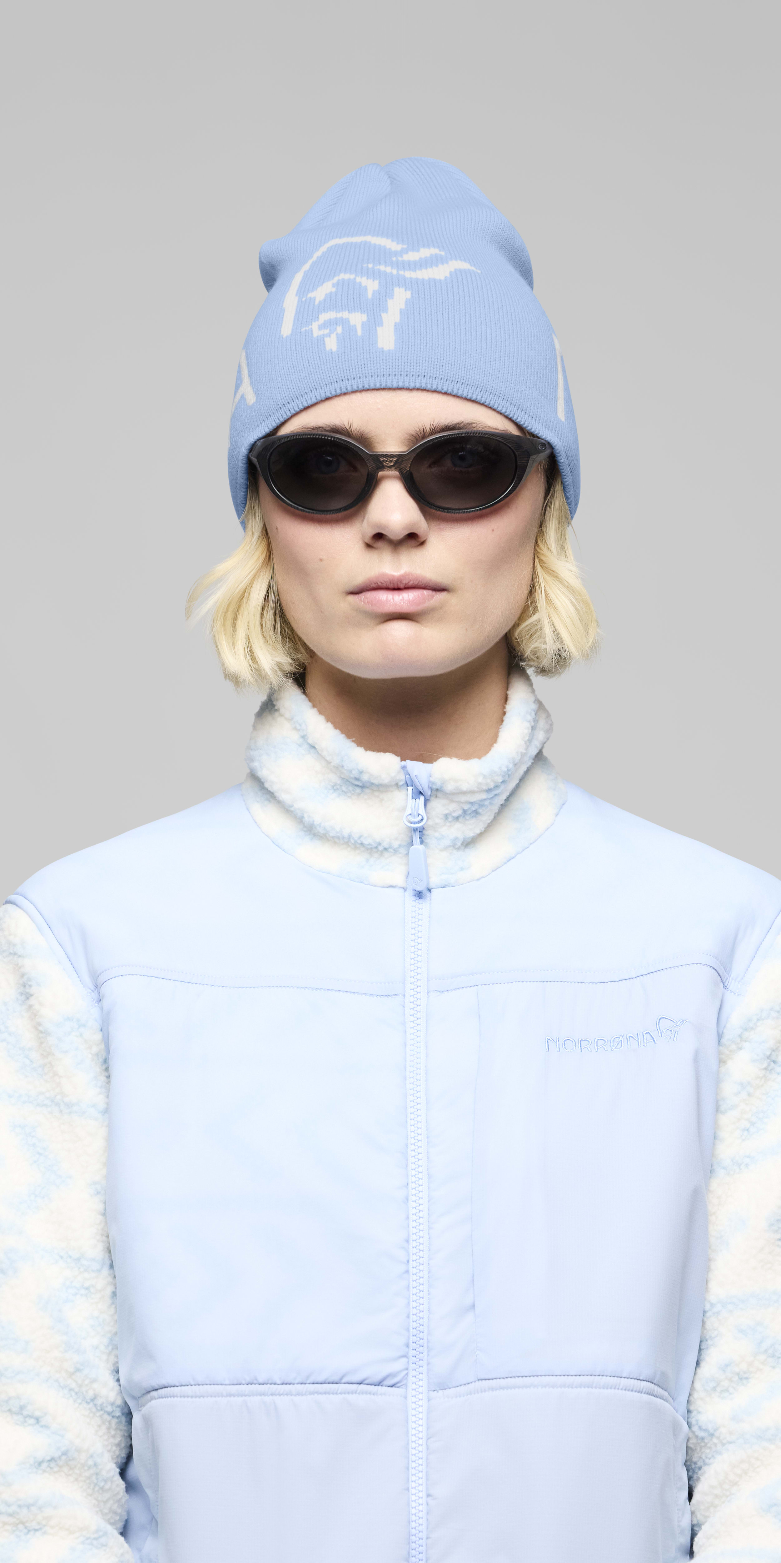 Female Look front image of 29 mid merinoUll logo Beanie Allure