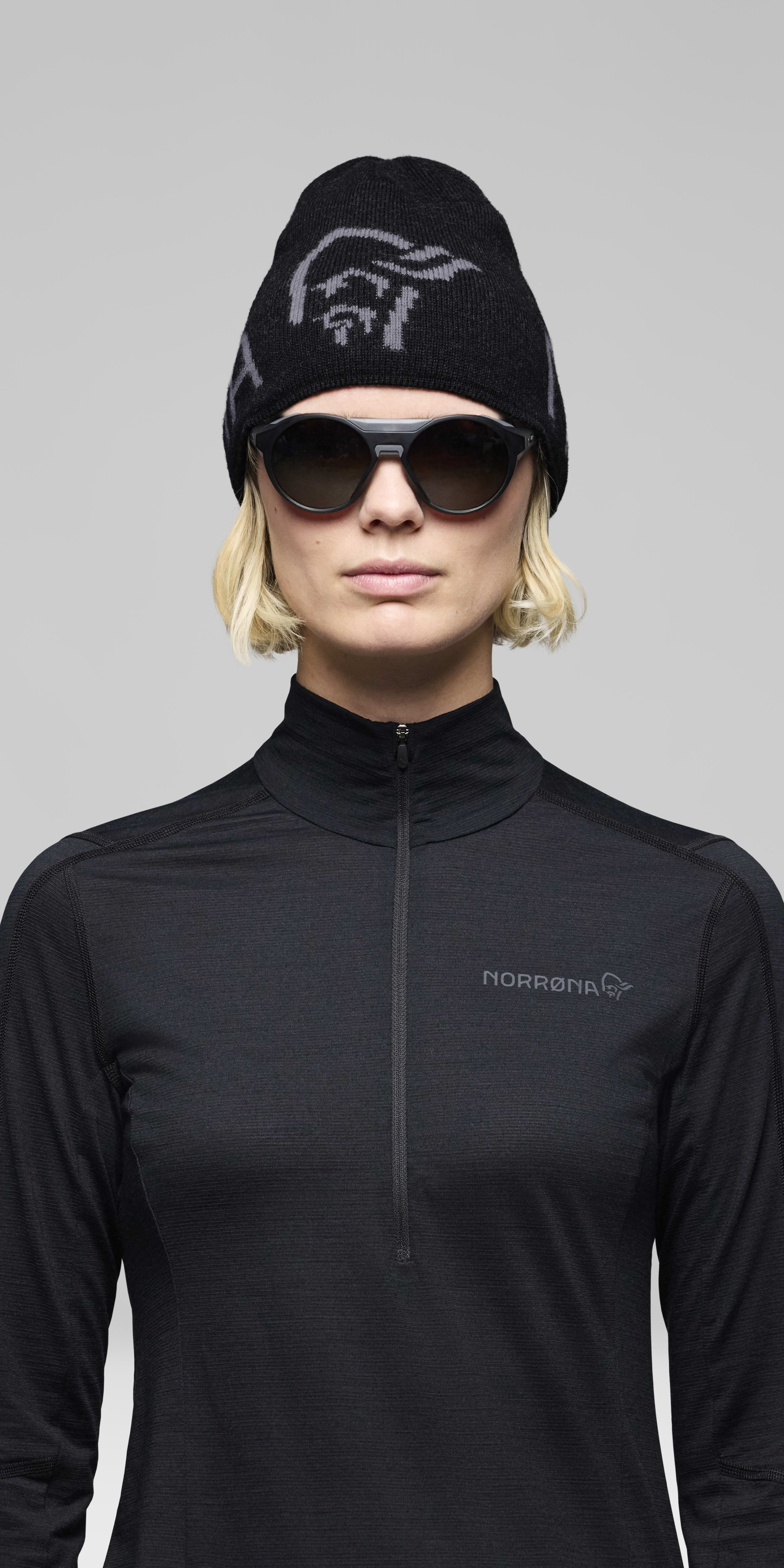 Female Look front image of 29 mid merinoUll logo Beanie Caviar Melange