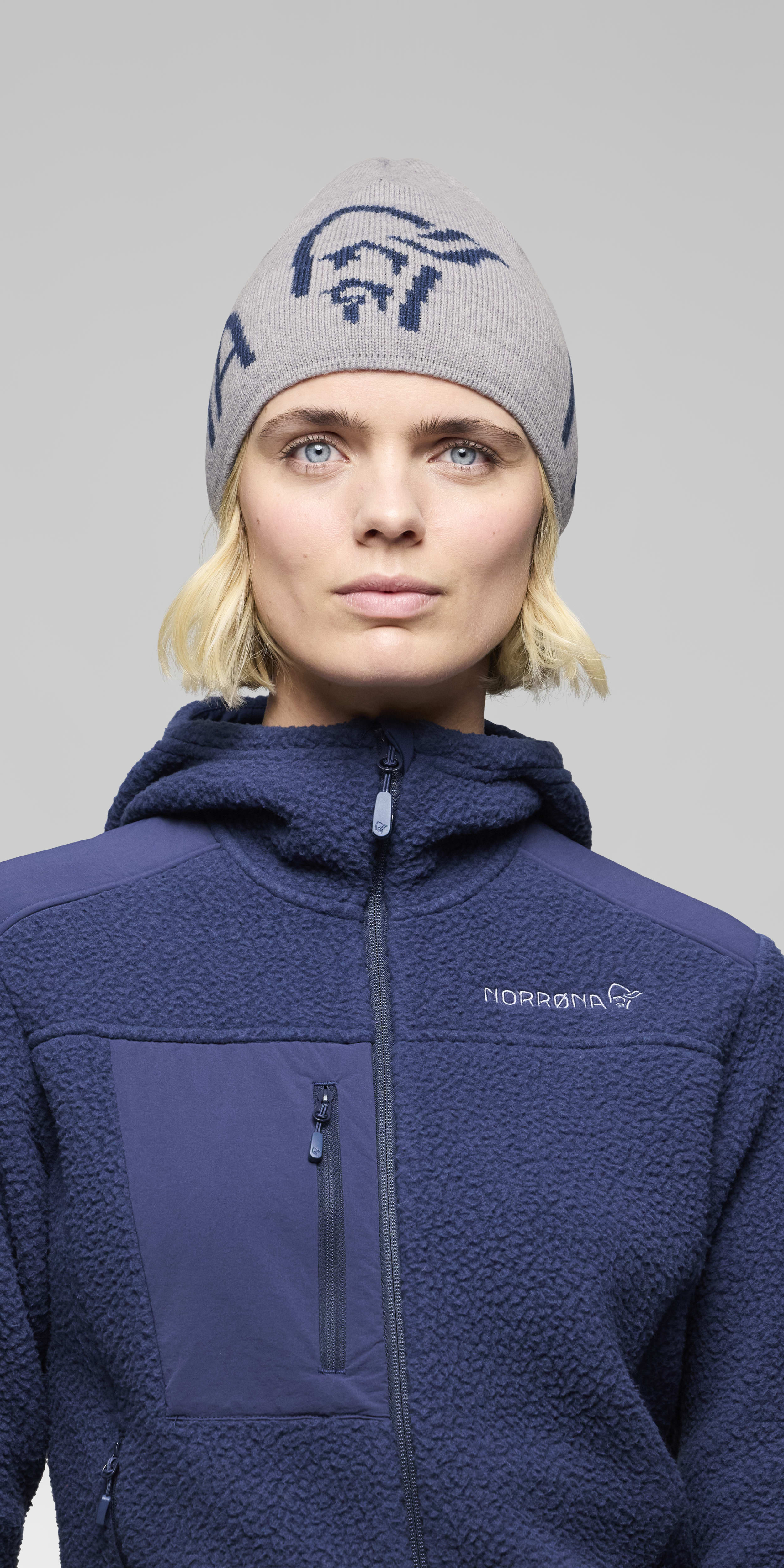 Female Look front image of 29 mid merinoUll logo Beanie Grey Melange