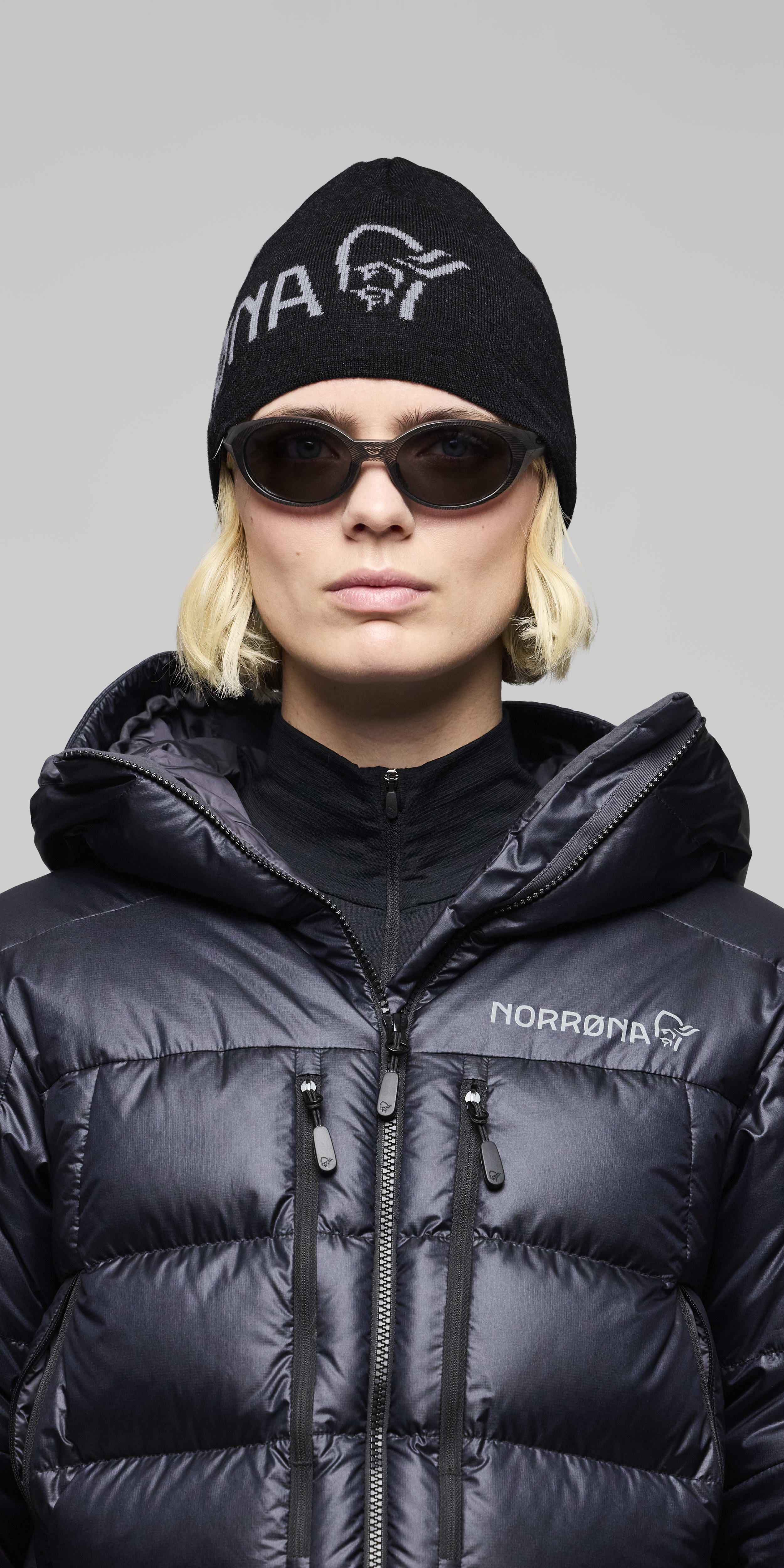 Female Look front image of 29 light merinoUll logo Beanie Caviar Melange