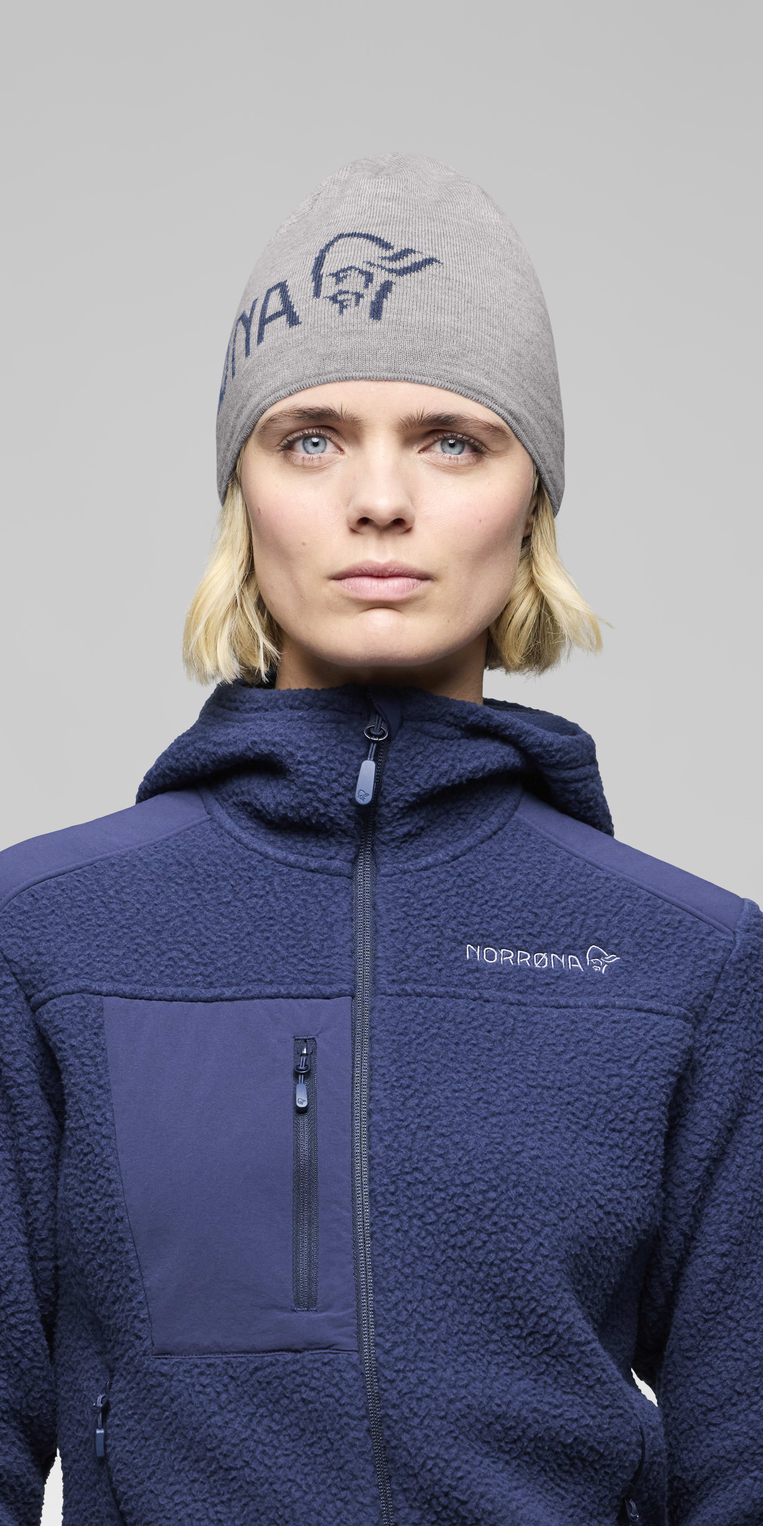 Female Look front image of 29 light merinoUll logo Beanie Grey Melange