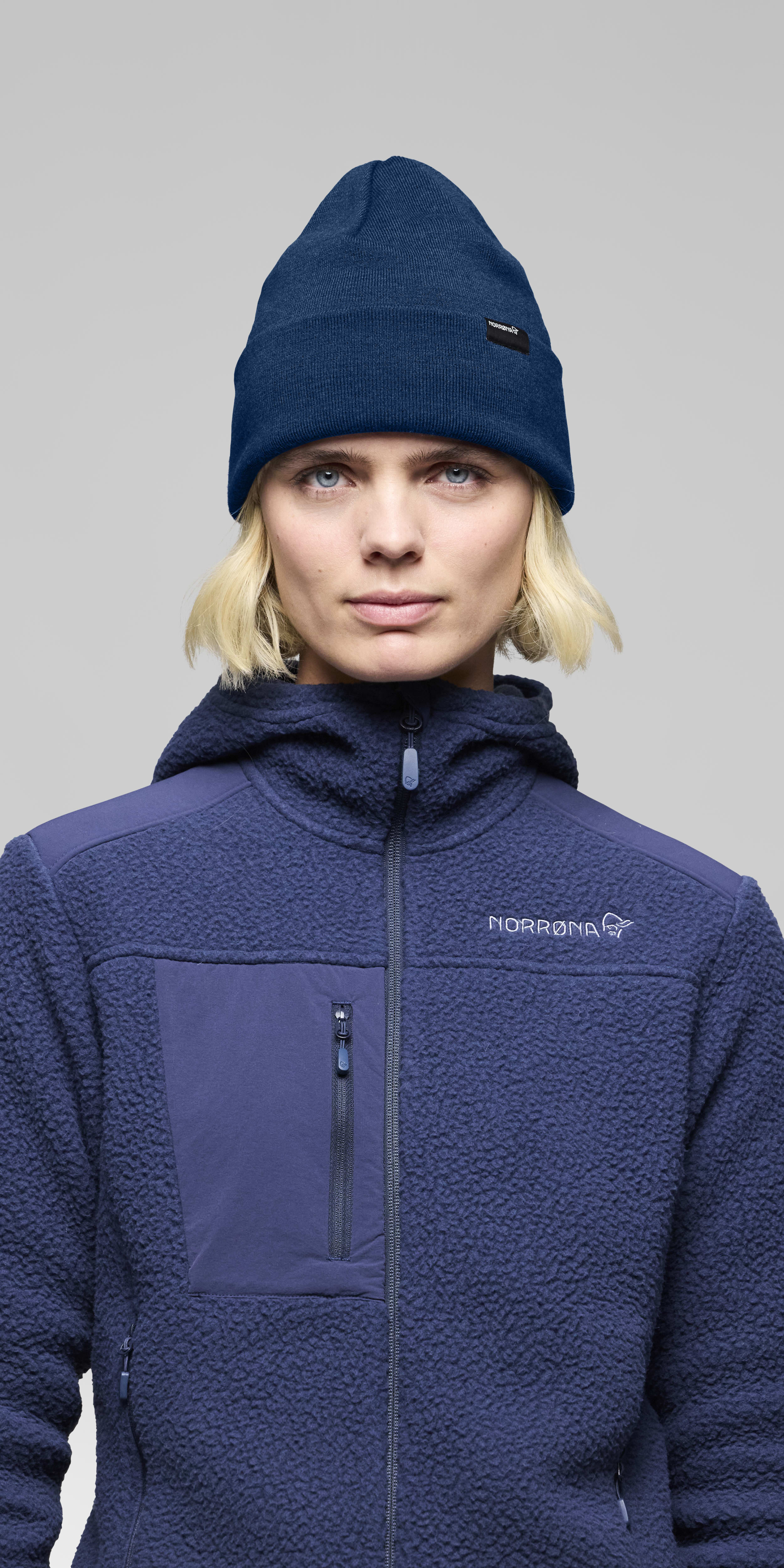 Female Look front image of 29 mid merinoUll Beanie Indigo Night