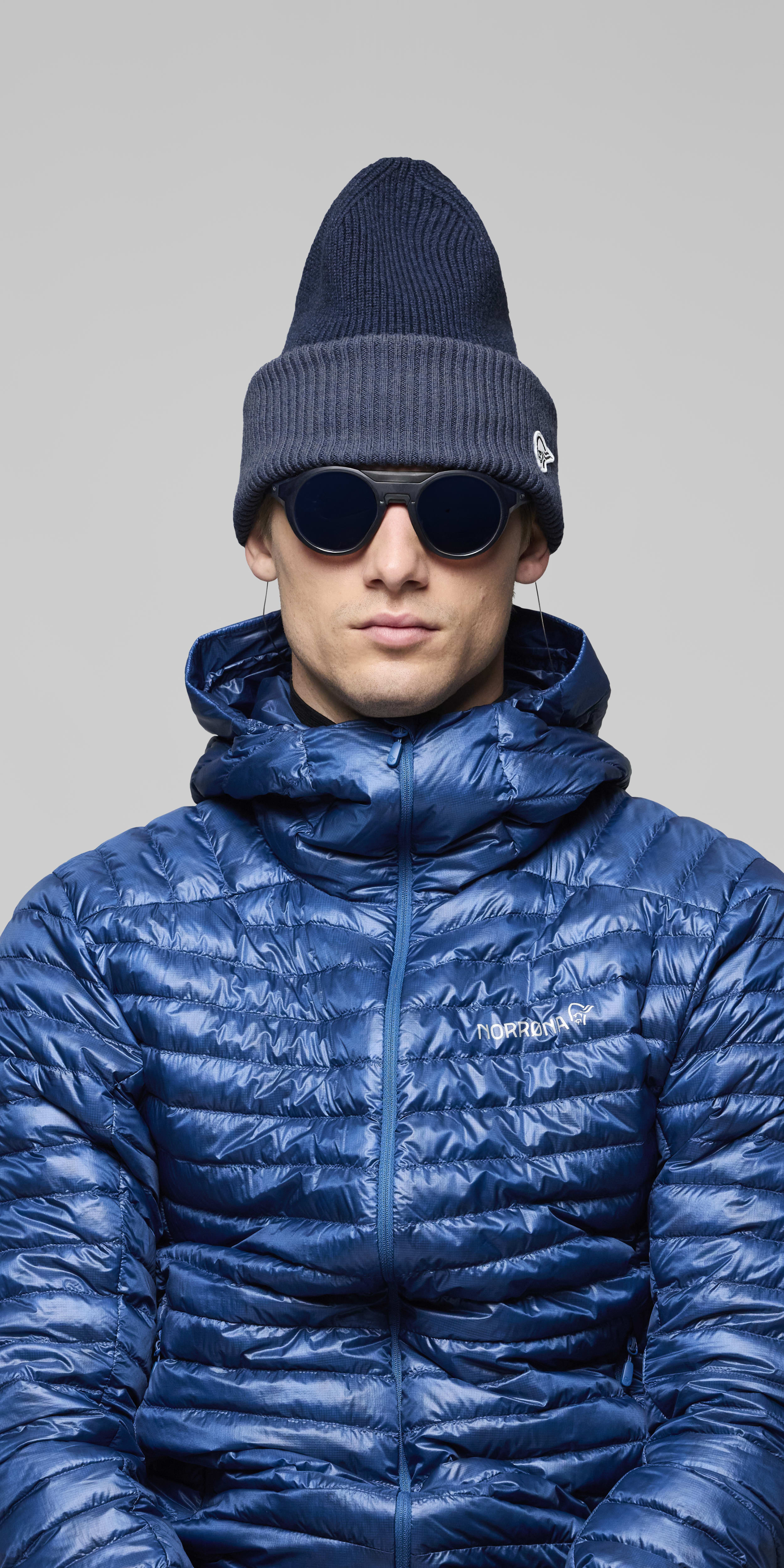 Female Look front image of 29 heavy merinoUll contrast Beanie Indigo Night Melange