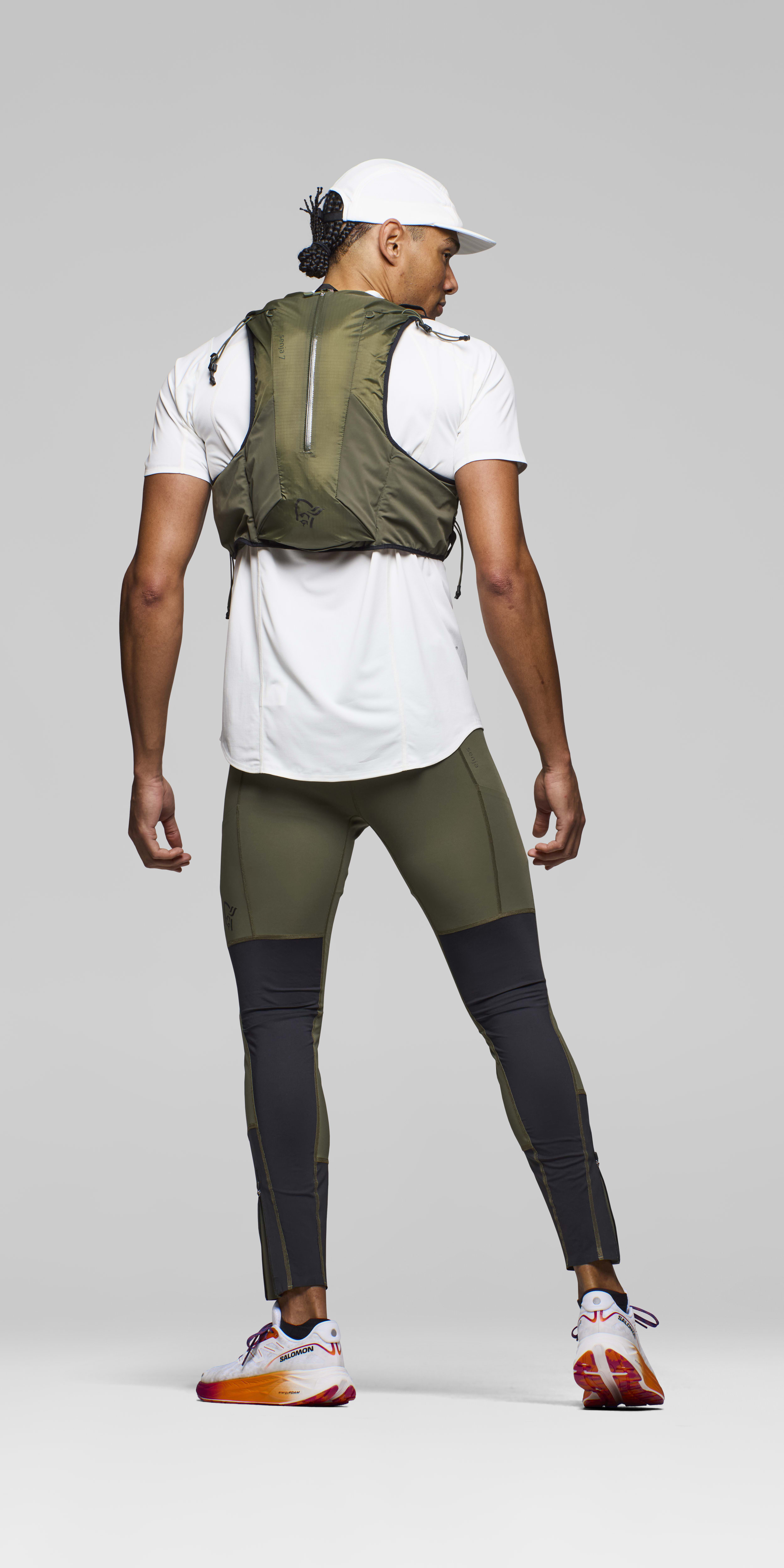 Female Look front image of senja econyl70 7L Pack Olive Night