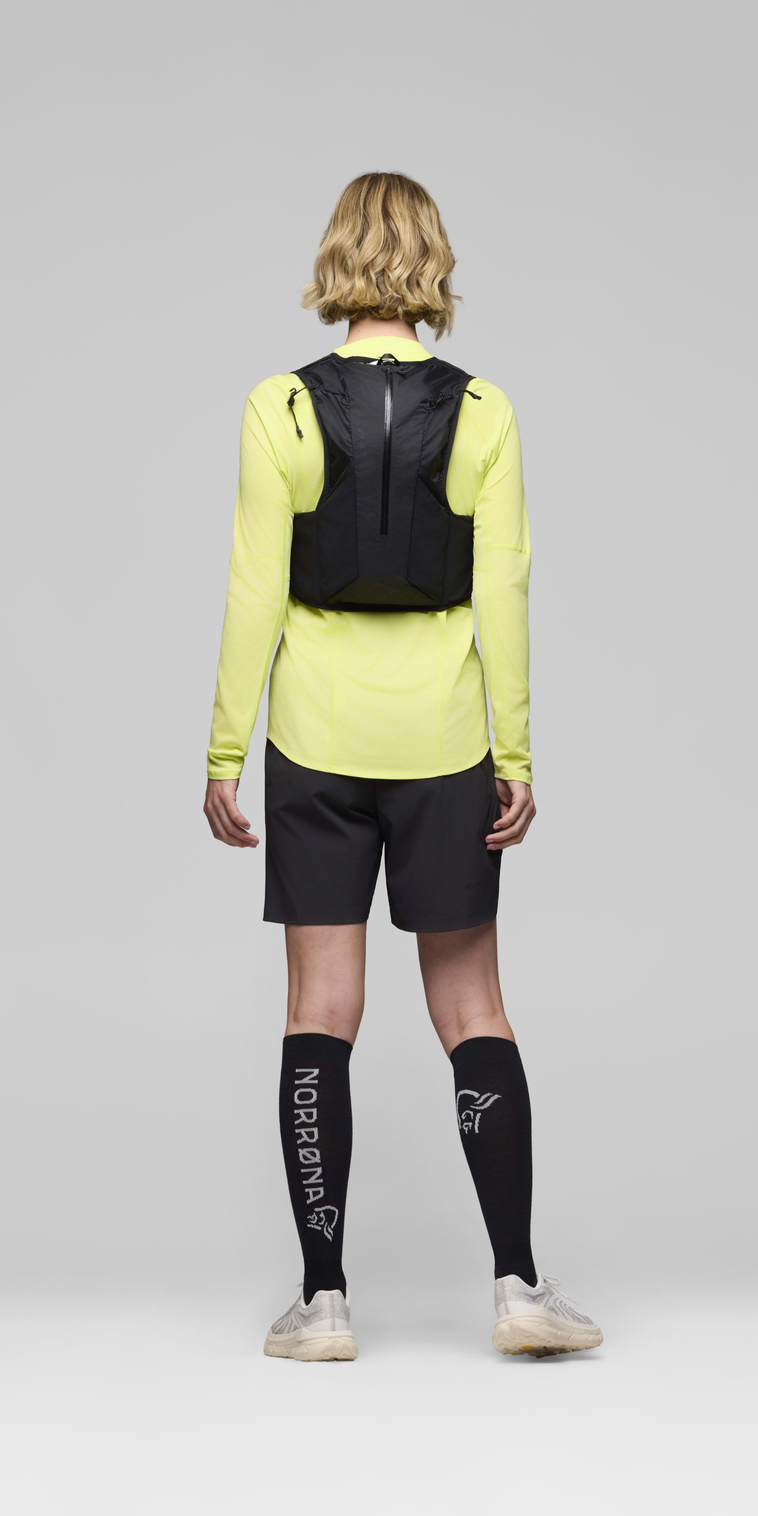 Female Look front image of senja econyl70 7L Pack Caviar Black