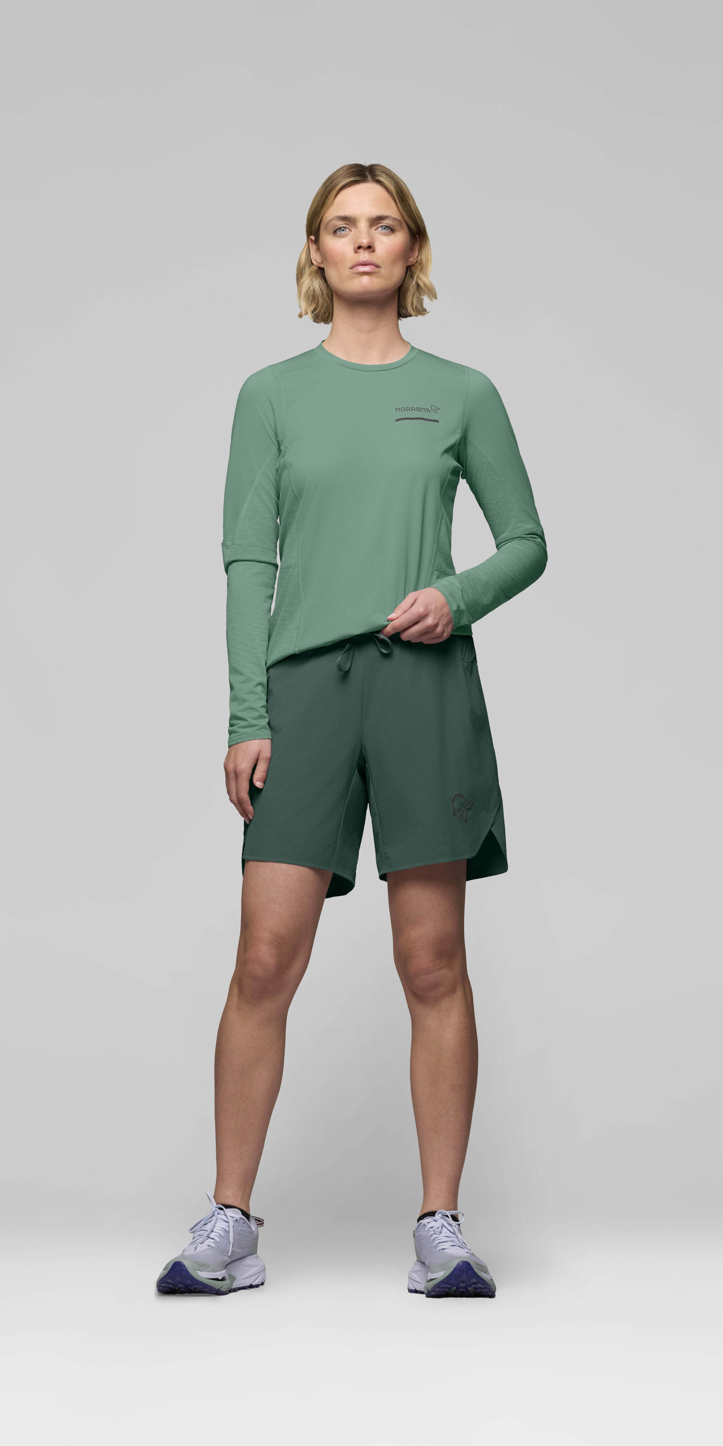 Female Look front image of senja flex1 8" Shorts Jungle Green