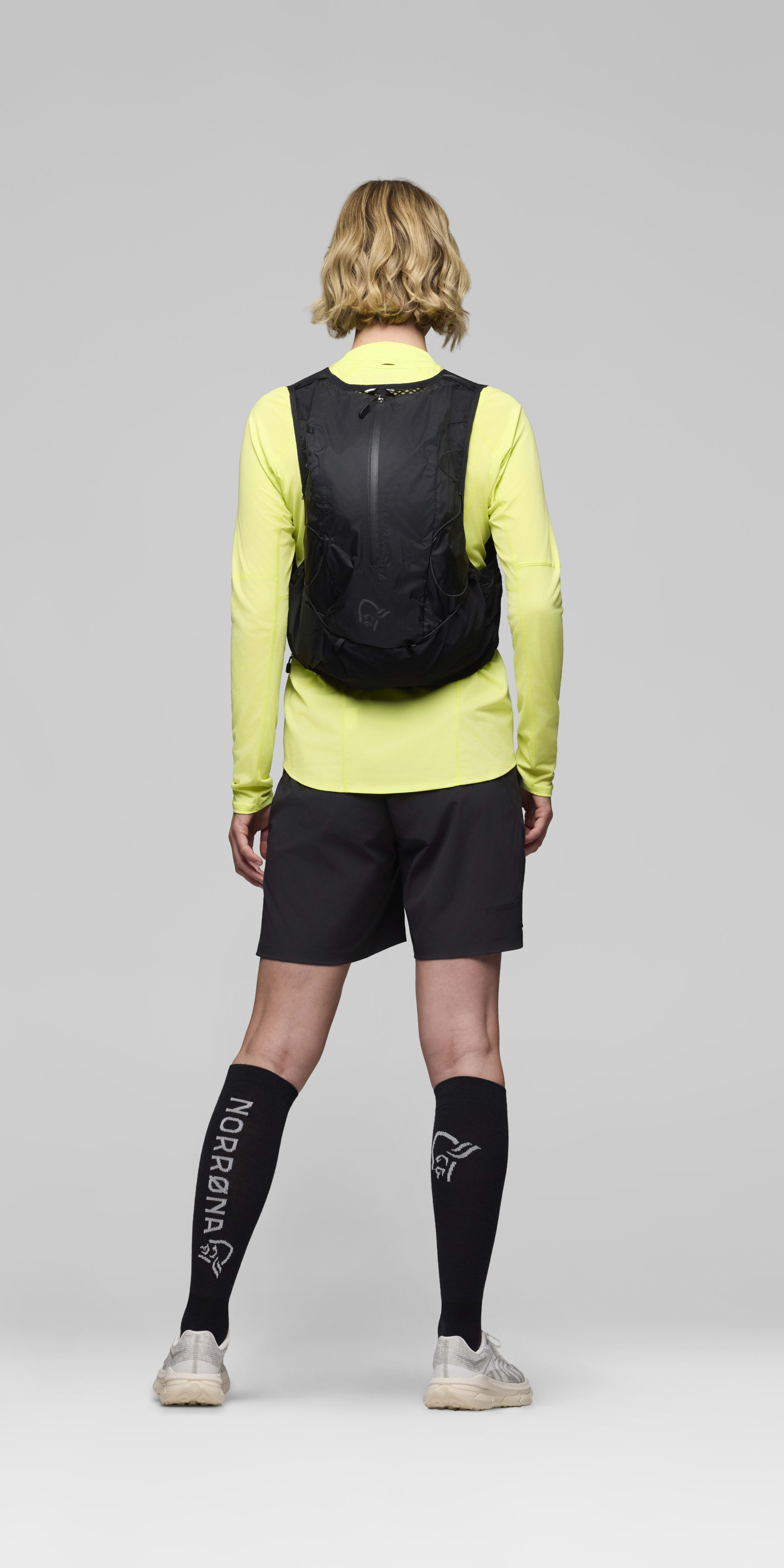 Female Look front image of senja econyl70 15L Pack Caviar Black