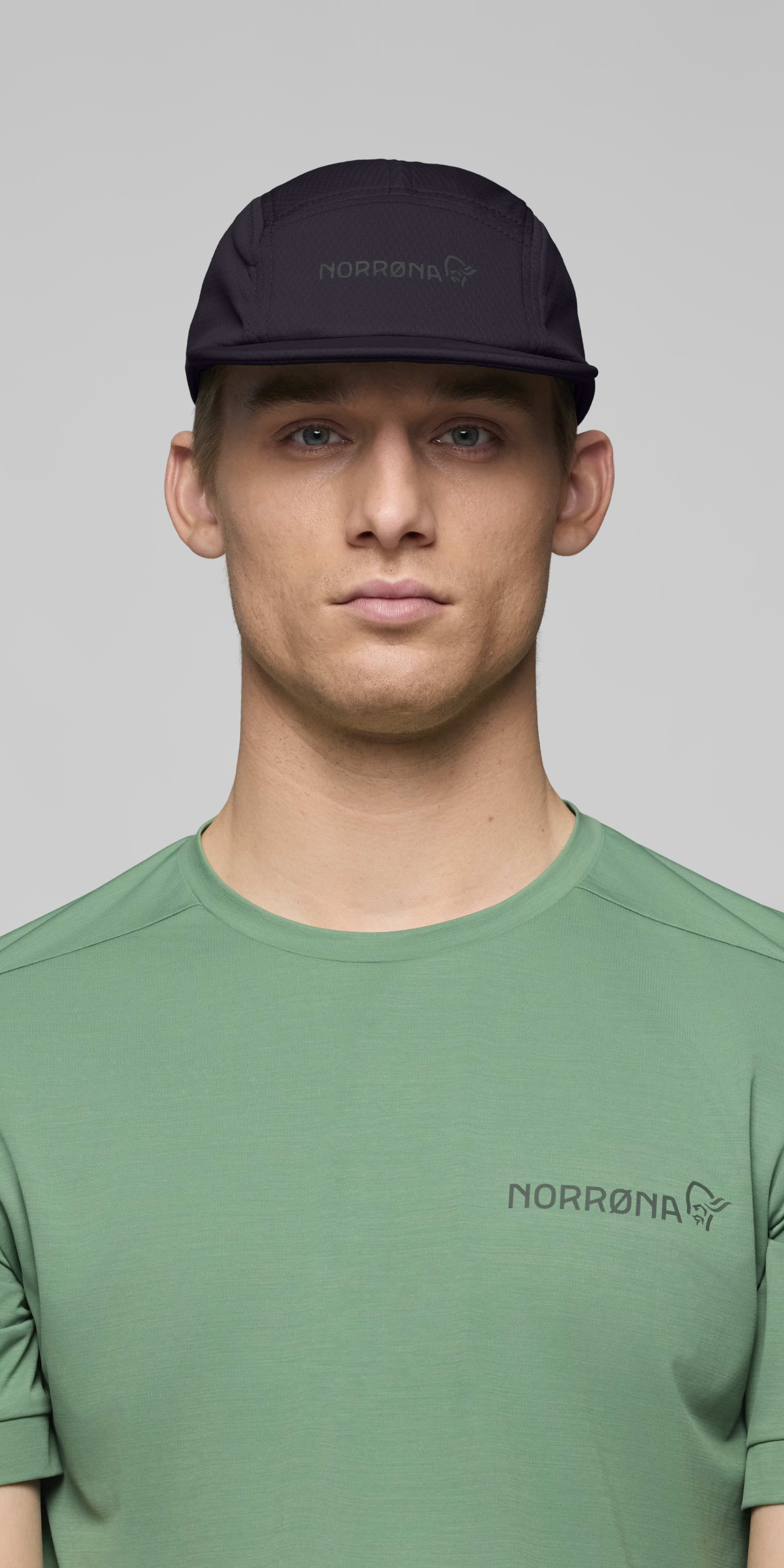 Female Look front image of senja Cap Caviar Black