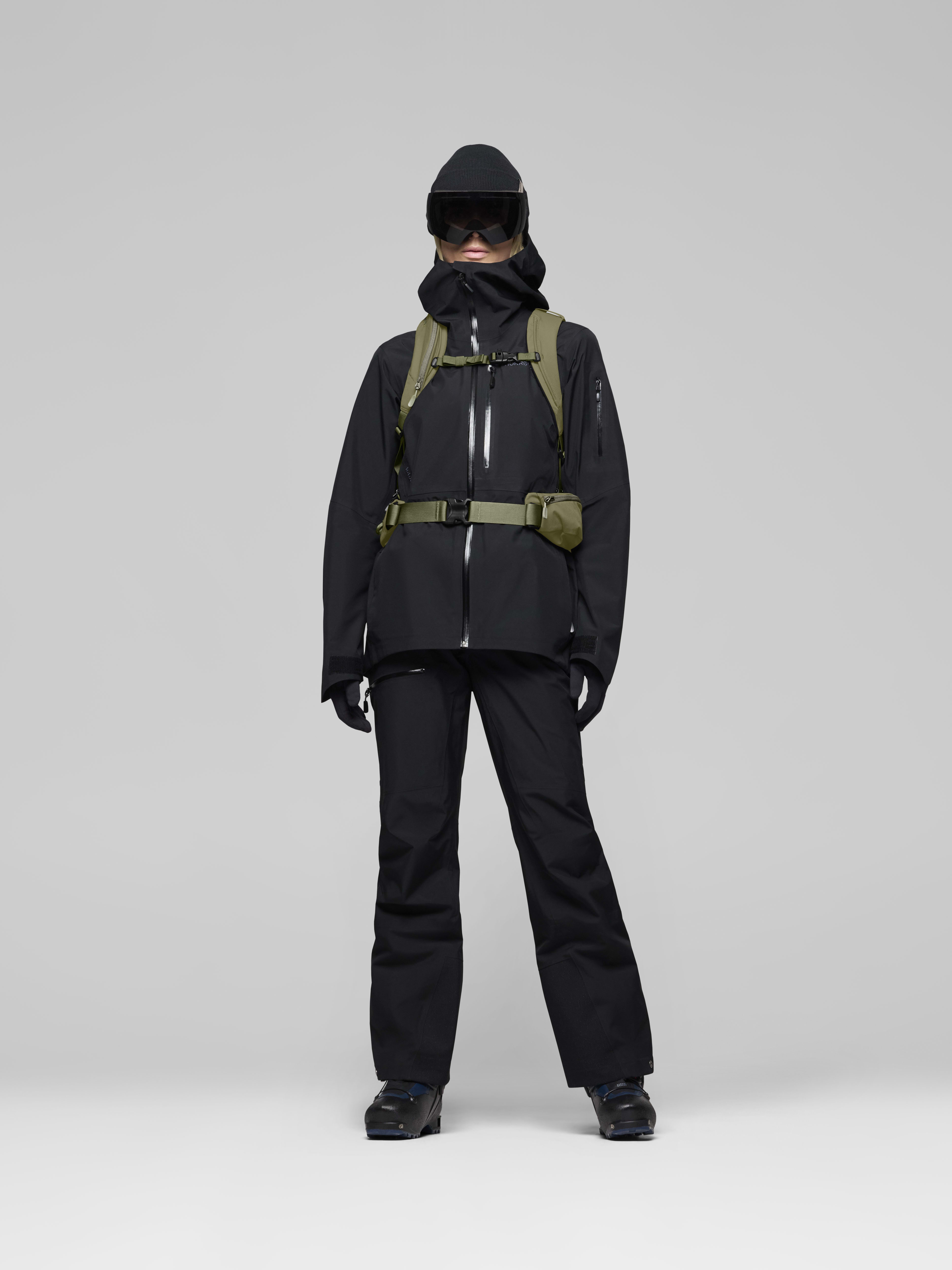 Female Look back image of lofoten 28L Pack Deep Lichen Green