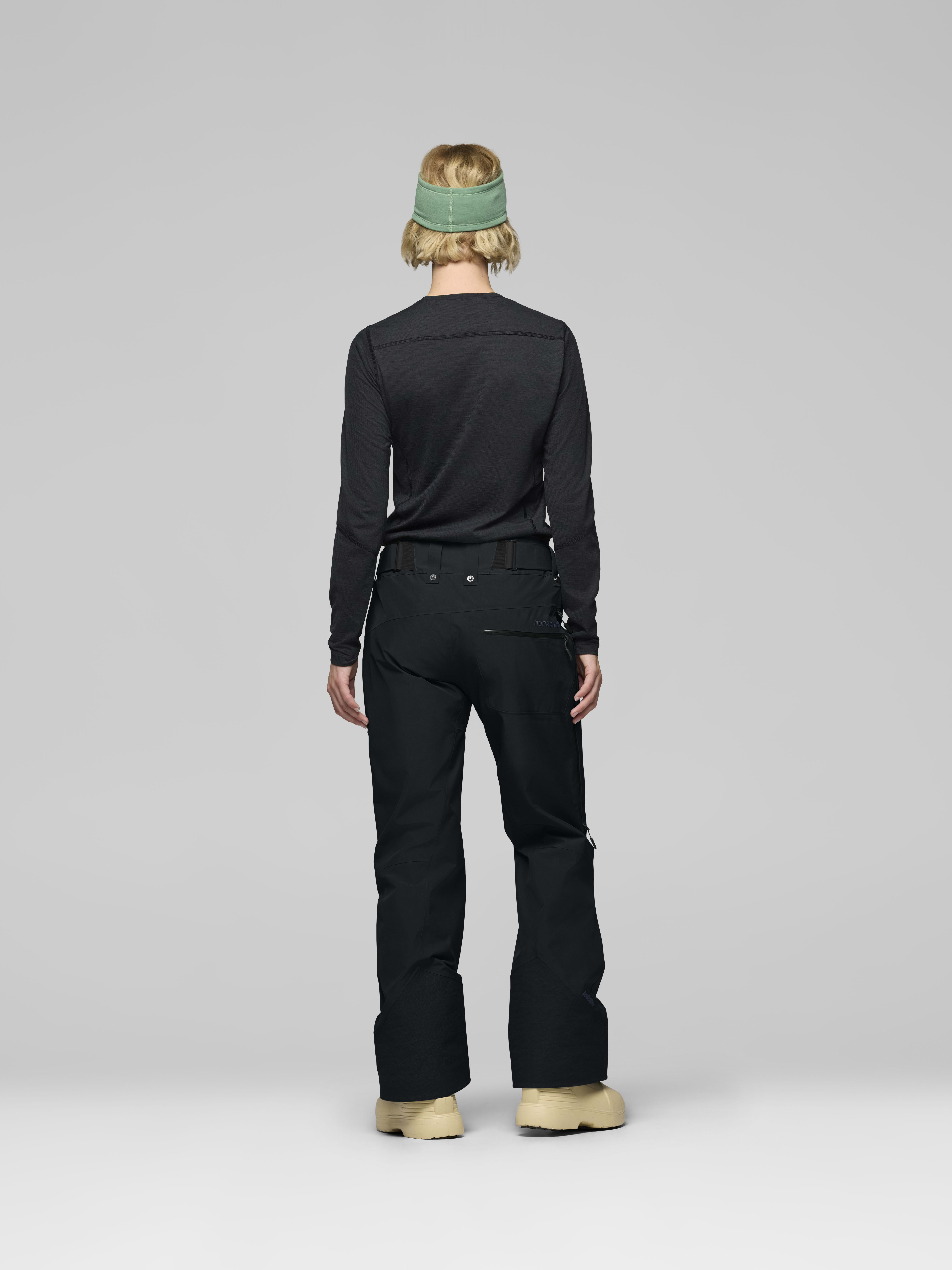 Female Look back image of lofoten Gore-Tex Insulated short Pants Caviar Black
