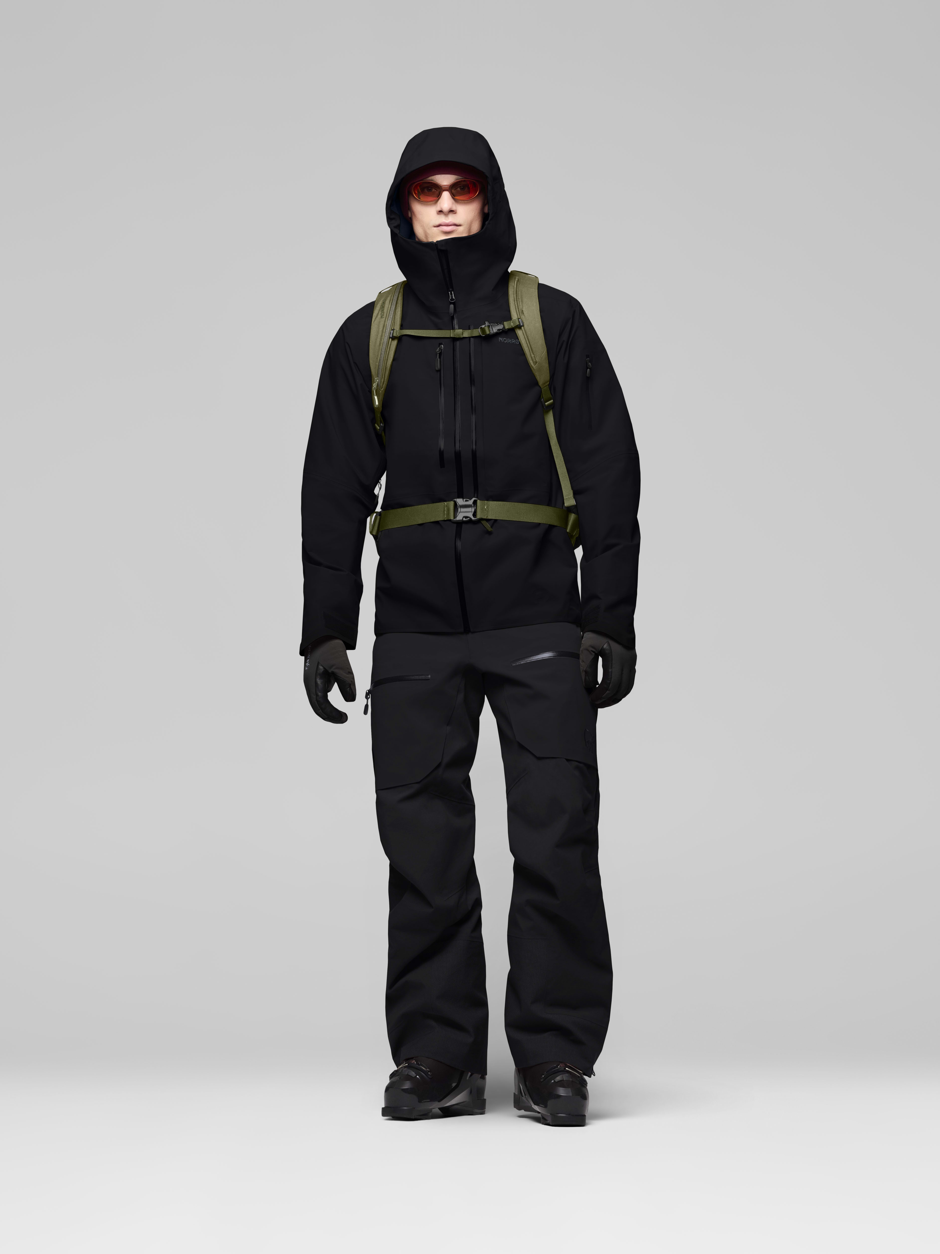 Female Look back image of lofoten 30L Pack Deep Lichen Green