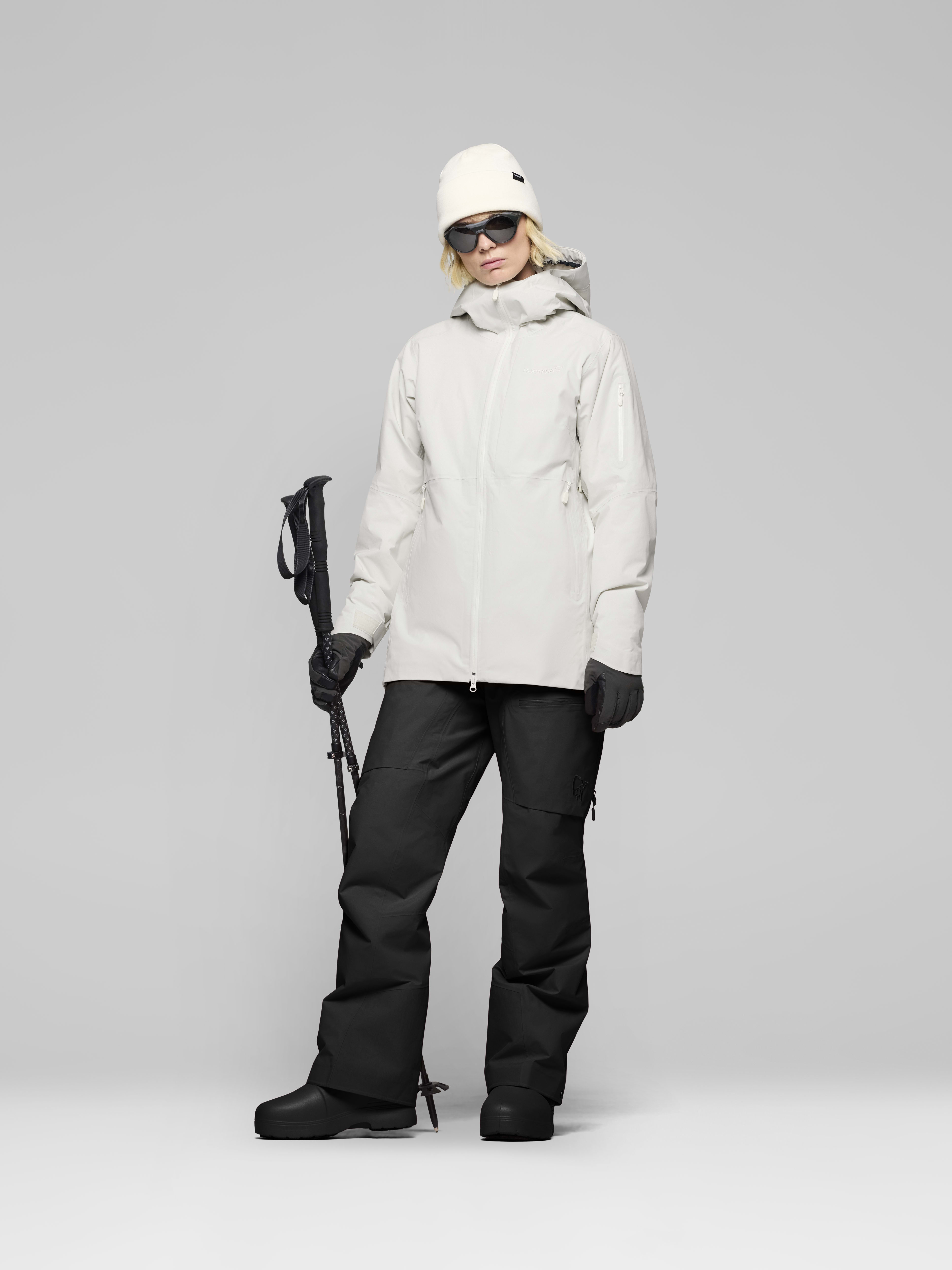 Female Look opening image of lofoten Gore-Tex thermo80 Jacket Whisper White