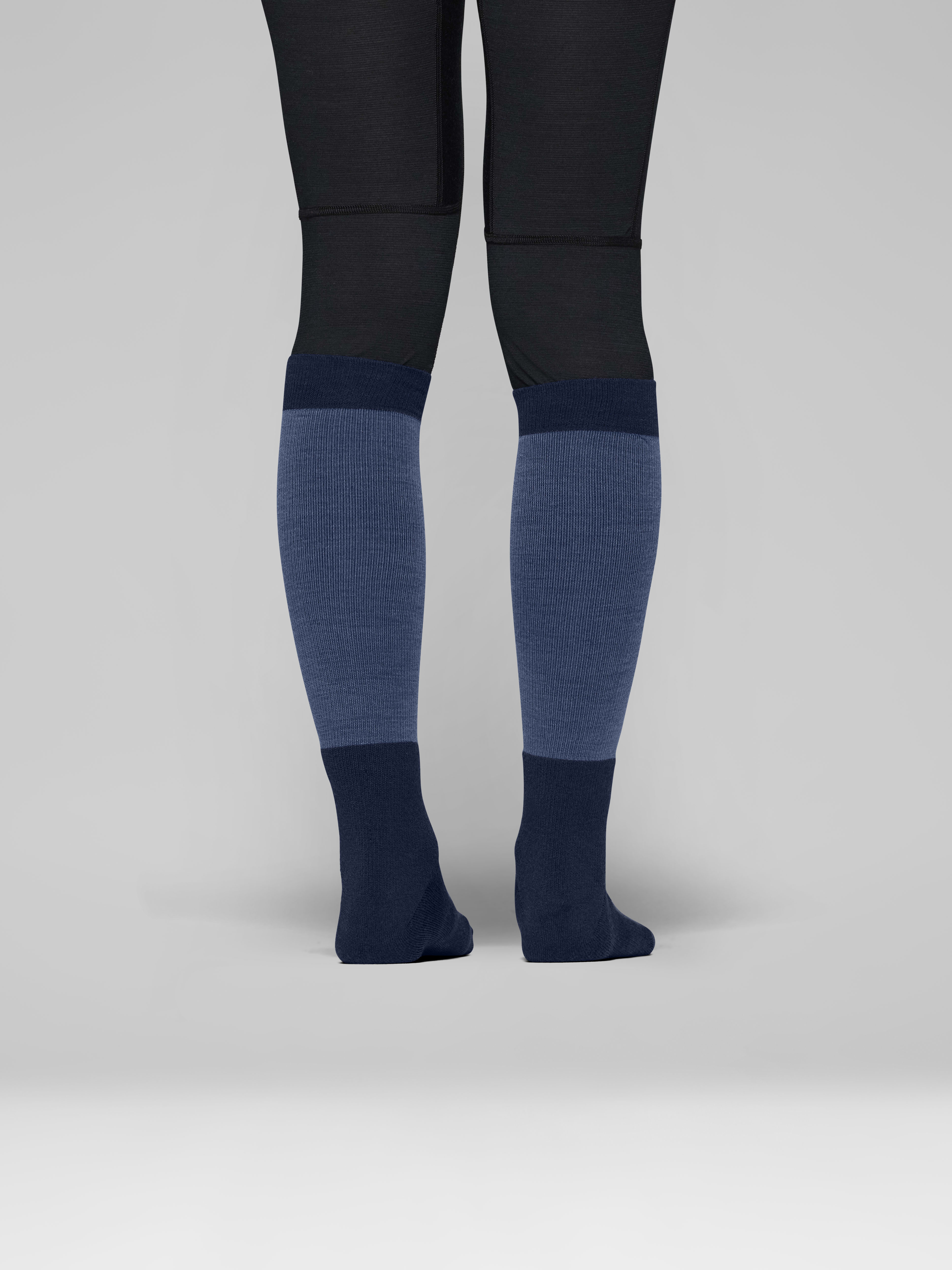 Female Look back image of lofoten mid merinoUll long Socks Indigo Night/Dark Denim