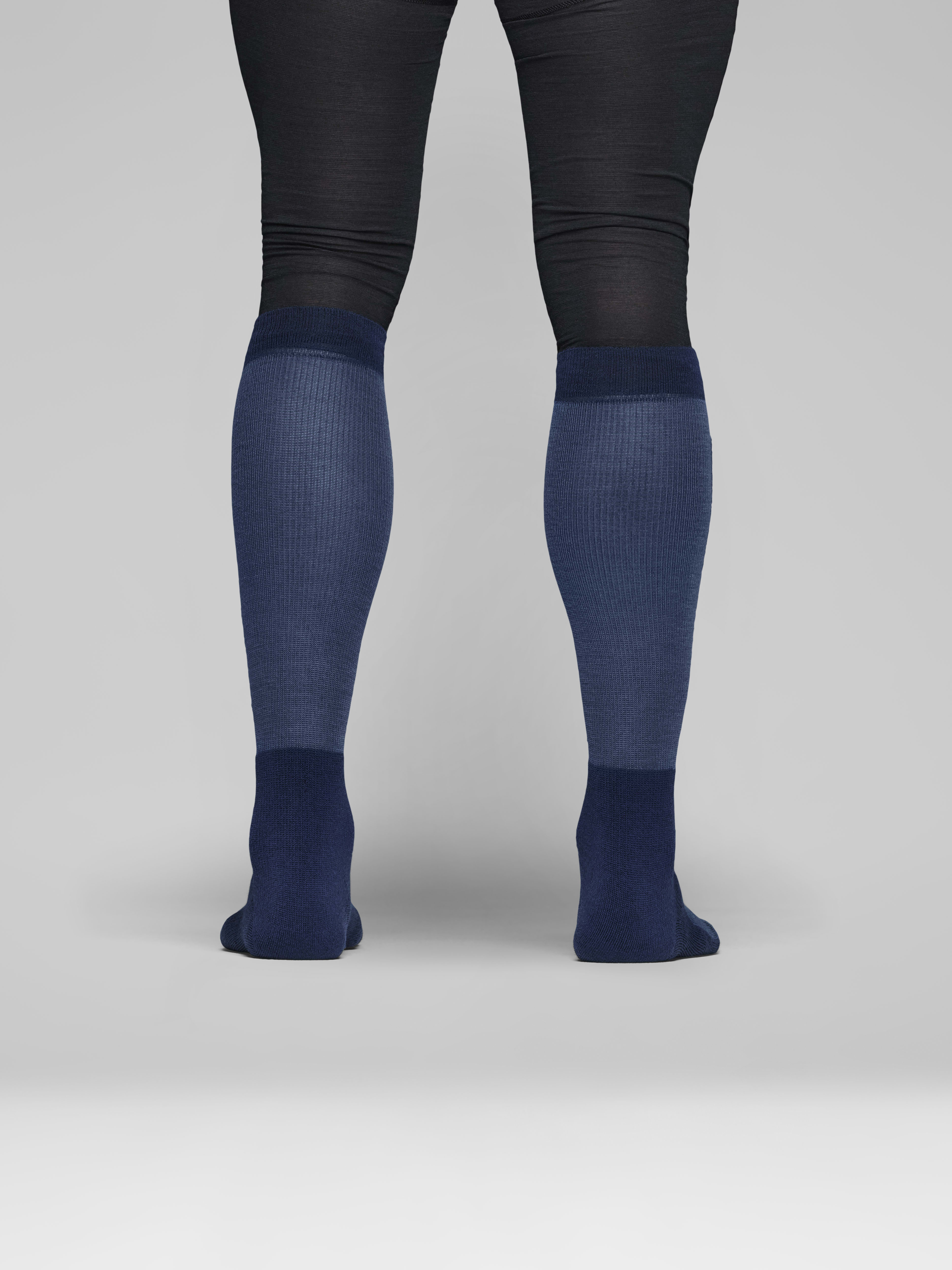 Female Look back image of lofoten mid merinoUll long Socks Indigo Night/Dark Denim