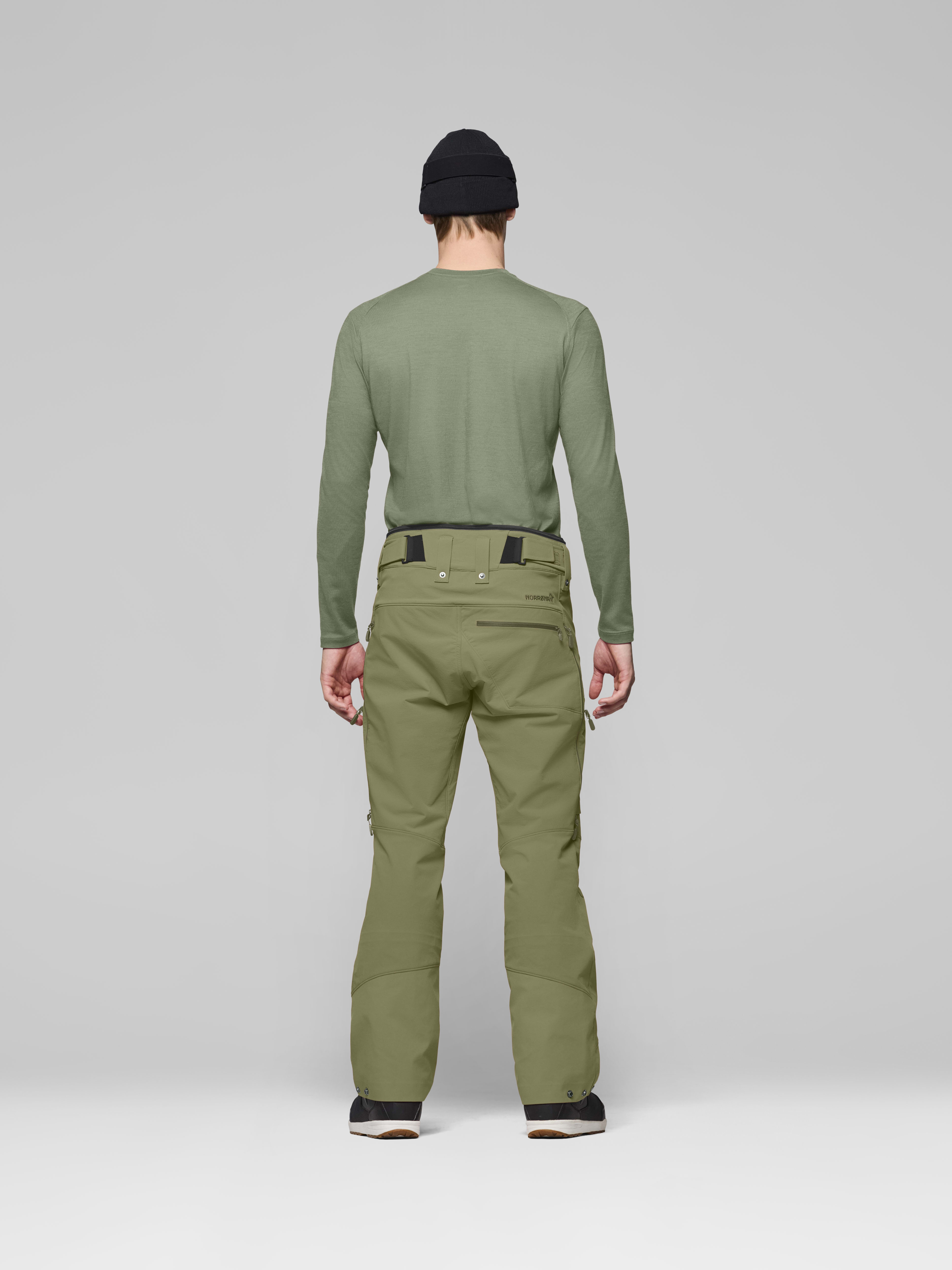 Male Look back image of lofoten flex1 Pants Deep Lichen Green