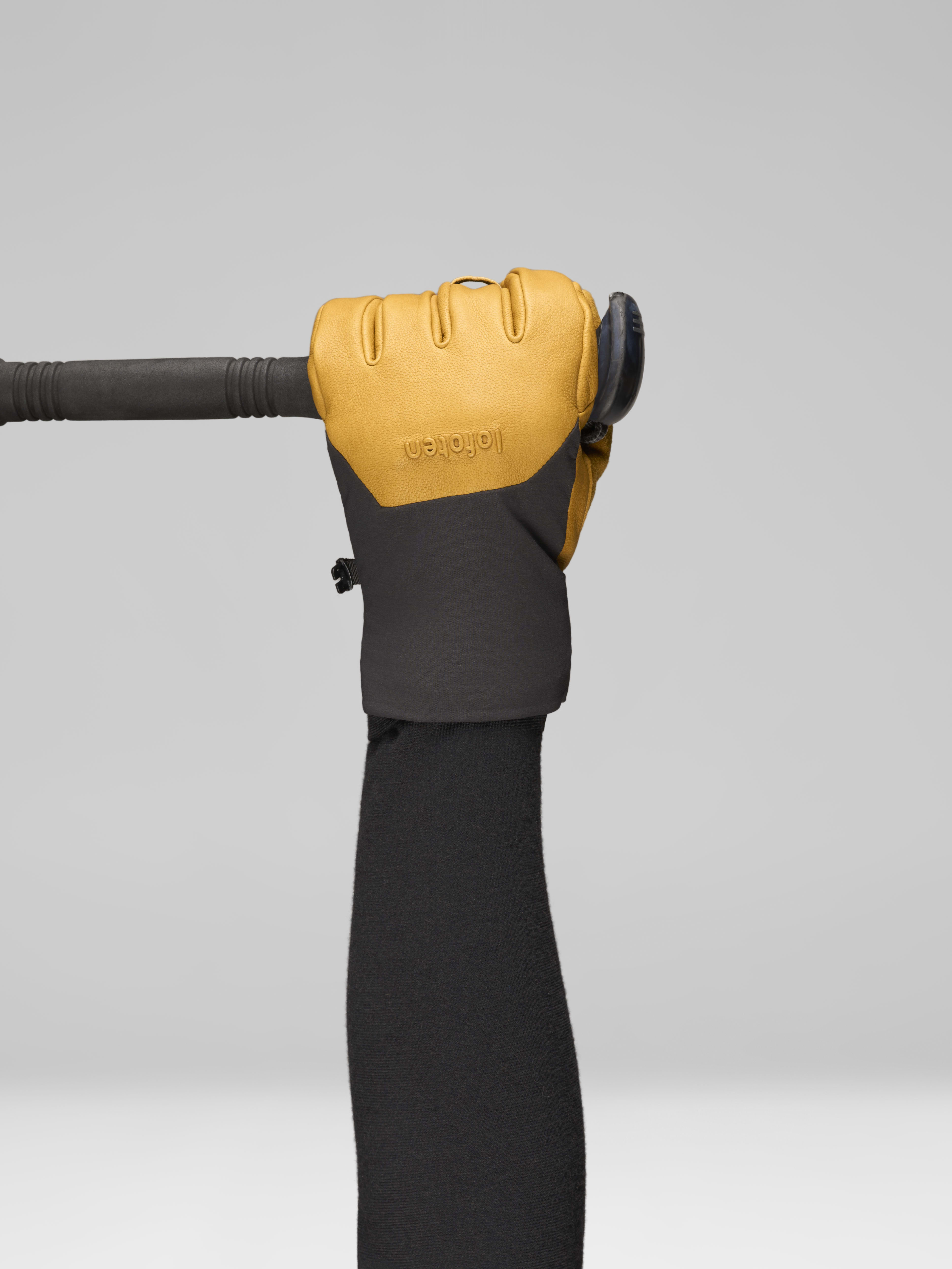 Female Look opening image of lofoten Gore-Tex thermo100 short Gloves Kangaroo