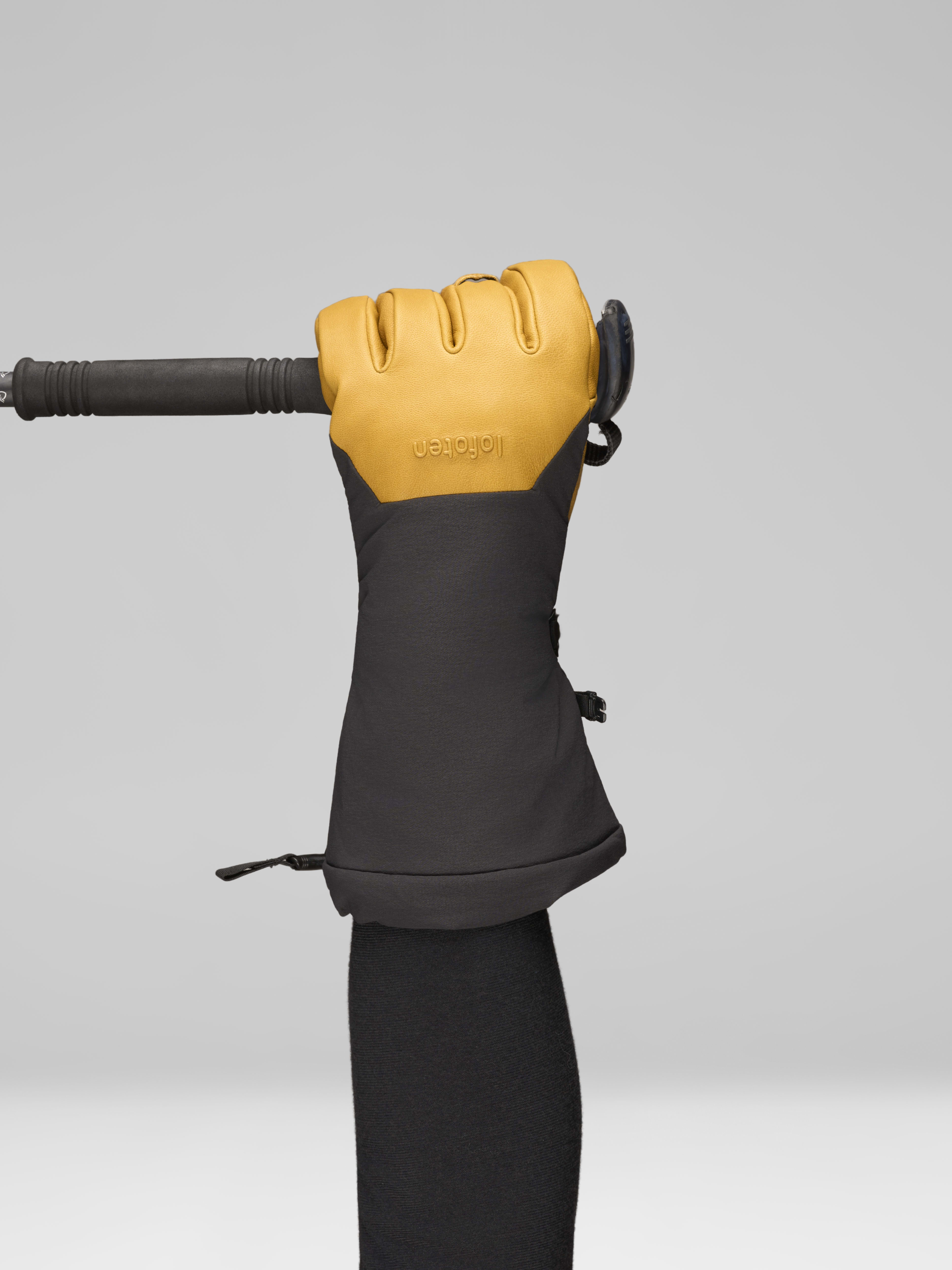Female Look opening image of lofoten Gore-Tex thermo200 long Gloves Kangaroo