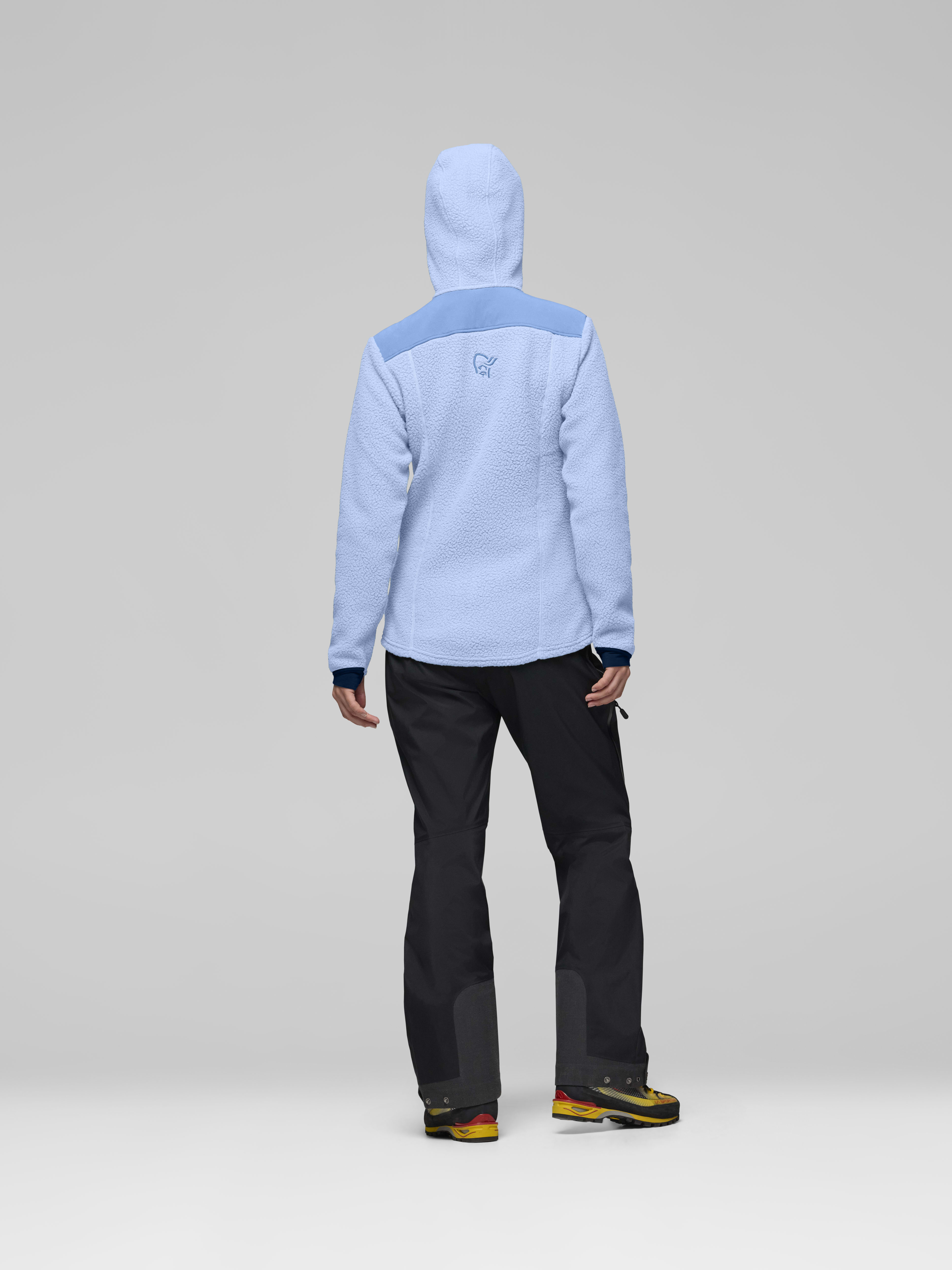 Female Look back image of trollveggen warm3 Zip Hood Cashmere Blue/Allure