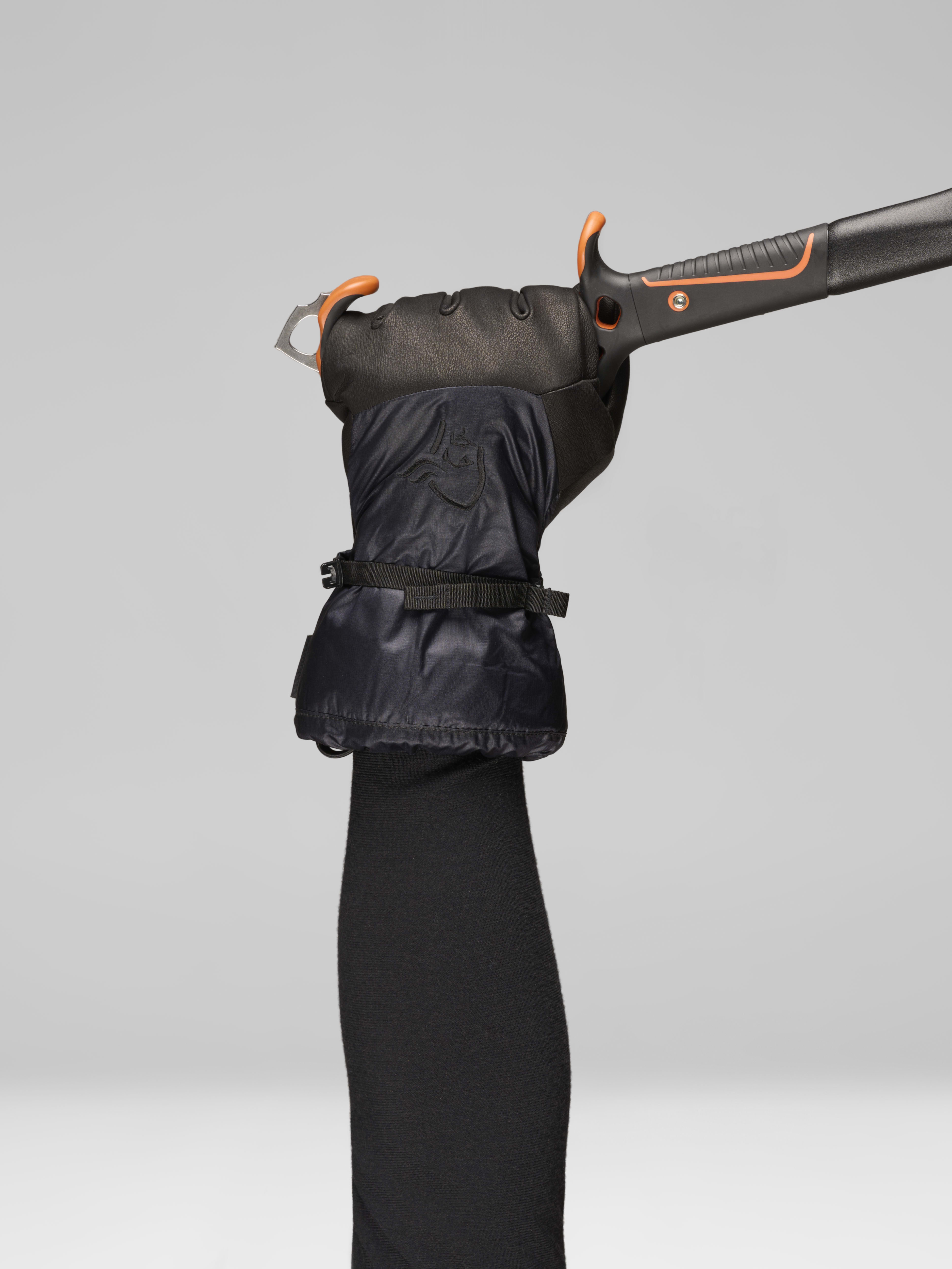 Female Look opening image of trollveggen Gore-Tex Gloves Caviar Black